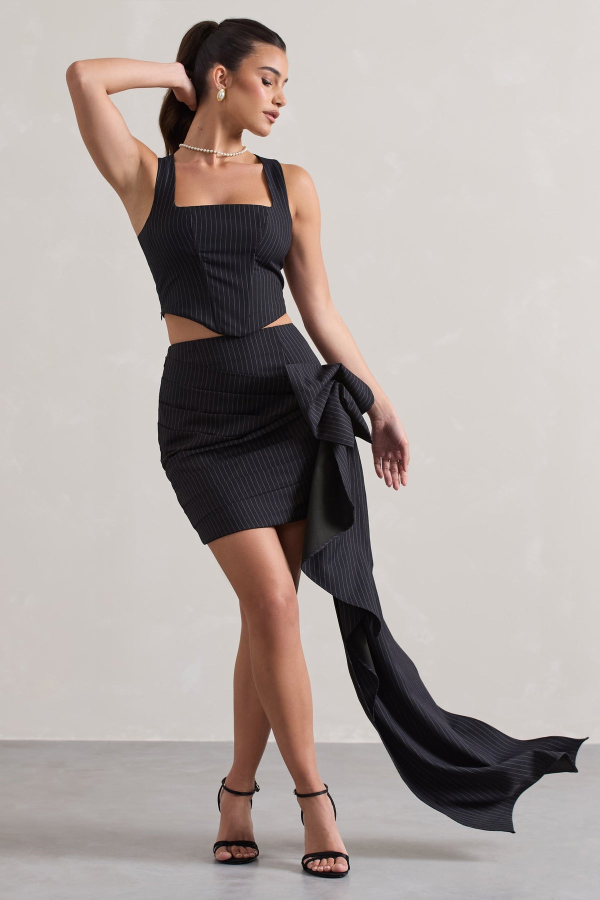 All The Talk | Marineblauwe Pinstripe Overslag Mini Rok Met Drapering Aan Zijde