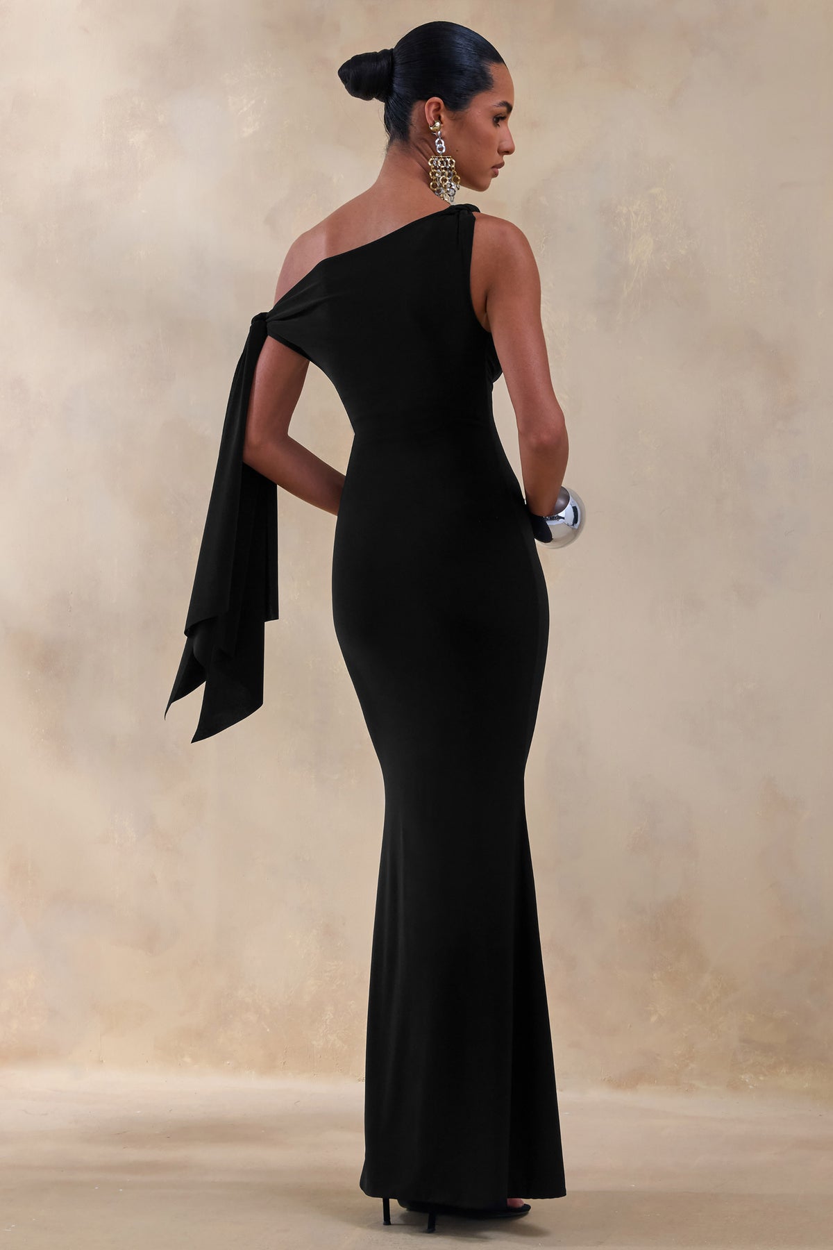 ECM_HR_CL137522001---Vista-_-Black-Asymmetric-Neck-Maxi-Dress-With-Knot-Sleeve-Detail-4.jpg