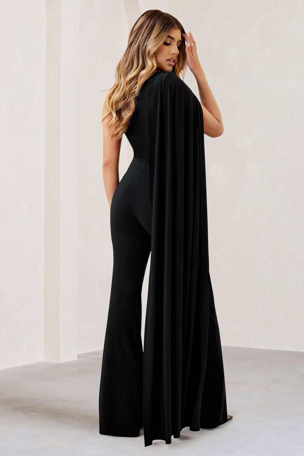 Aurora | Zwarte Jumpsuit Met Een Cape Mouw En Blote Schouder