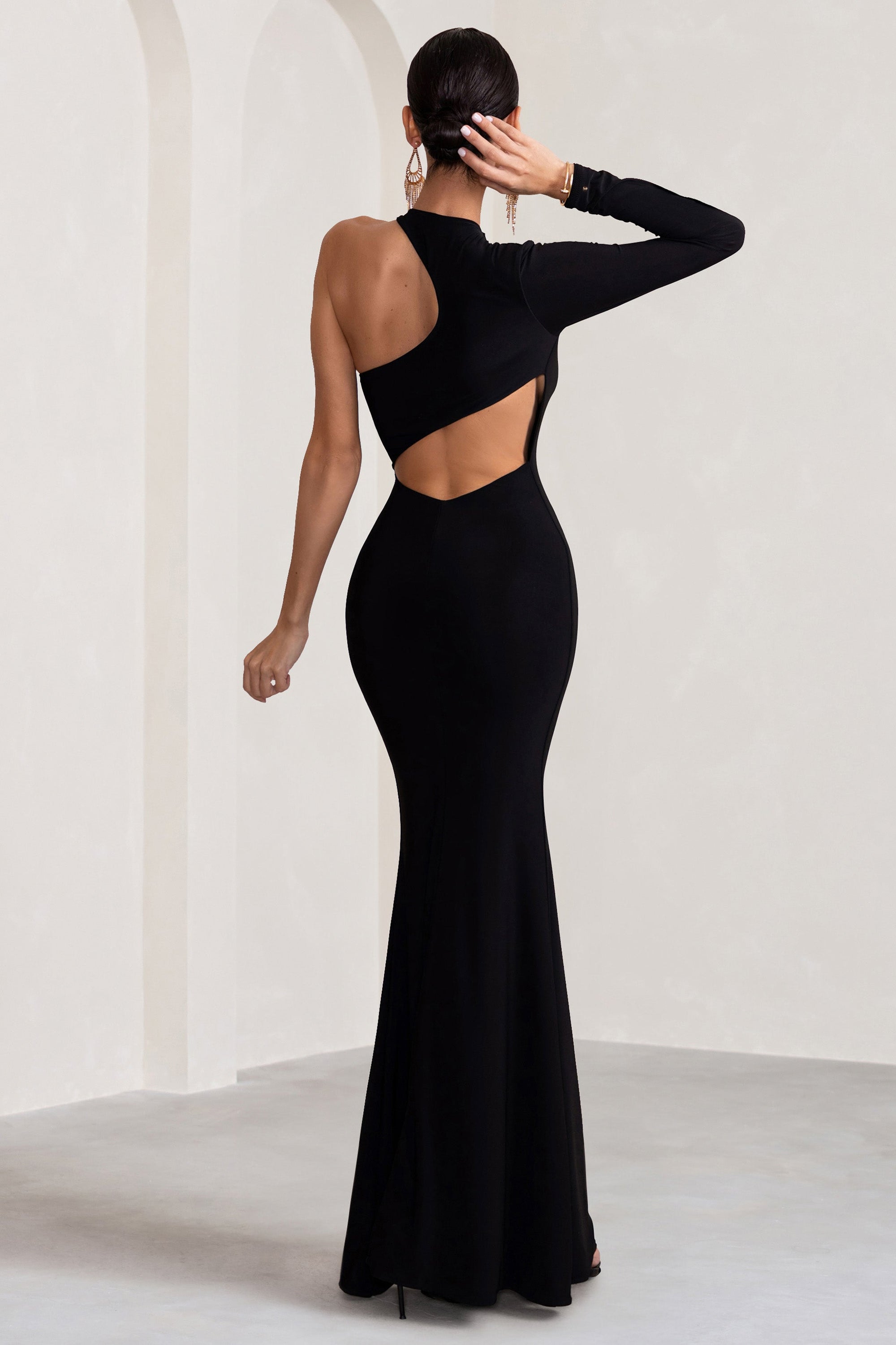 Tyra | Zwarte Asymmetrische Hals Maxi Jurk Met Uitsnijding En Open Rug Detail
