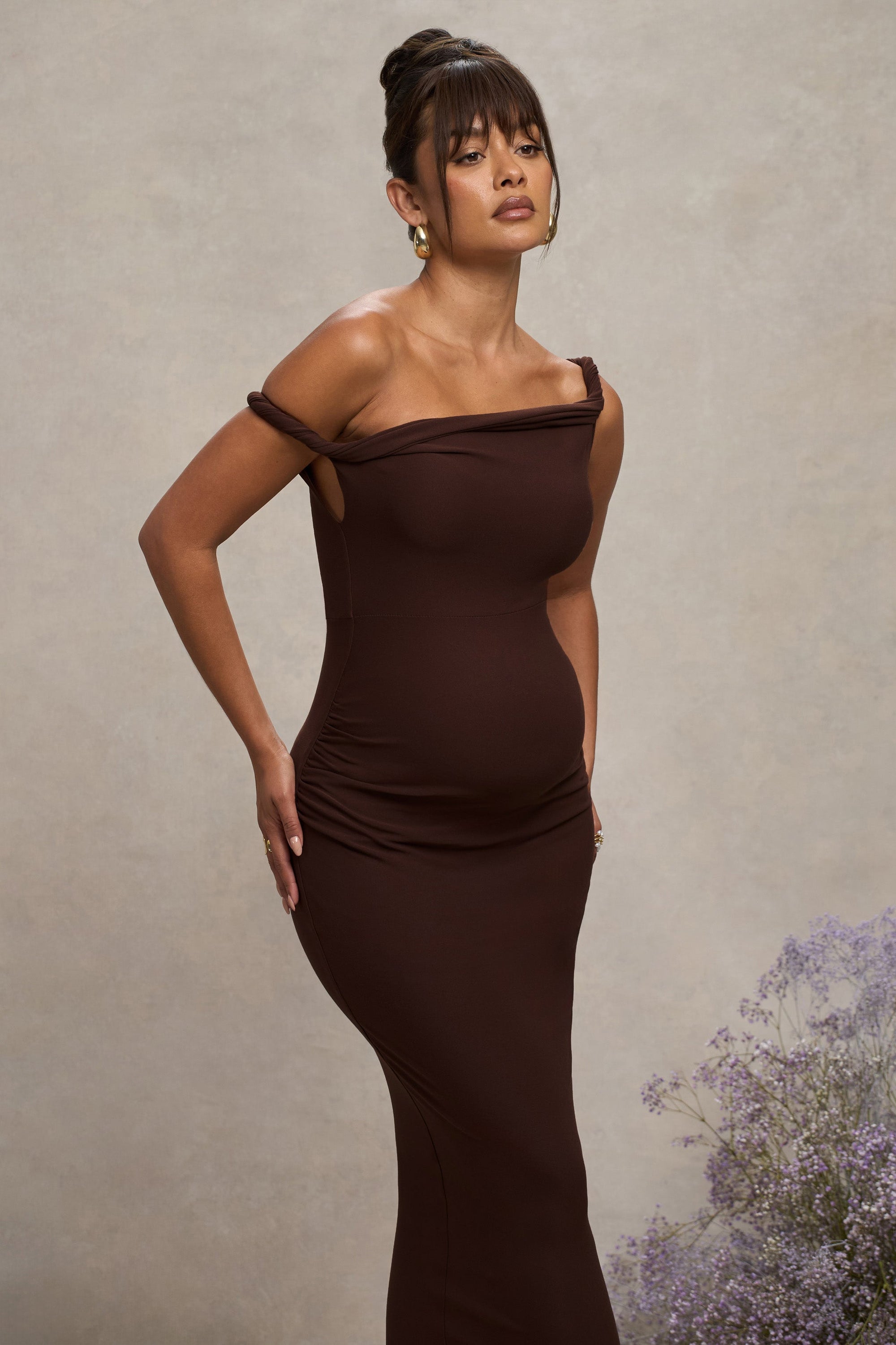 Salome | Chocoladebruine Gedraaide Asymmetrische Zwangerschaps Midi Jurk