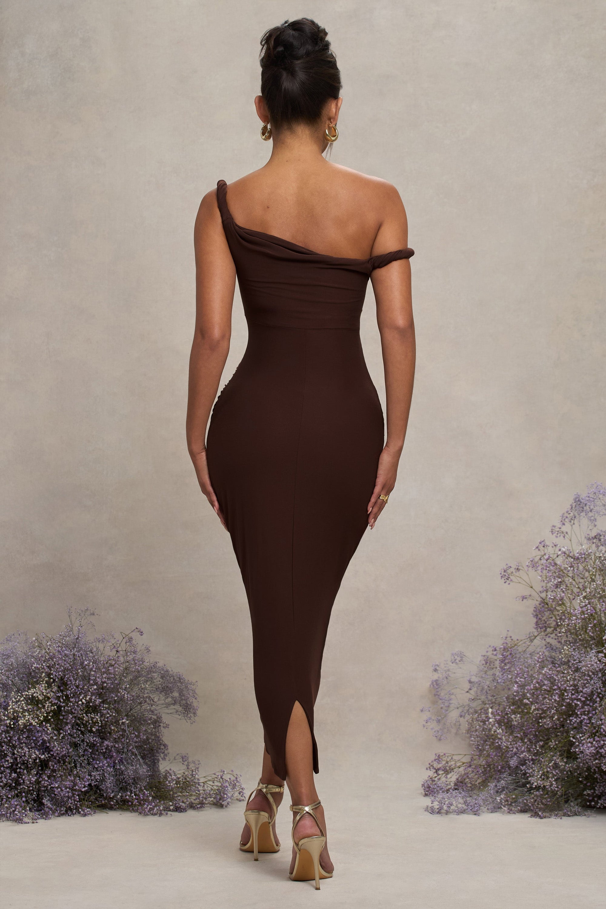 Salome | Chocoladebruine Gedraaide Asymmetrische Zwangerschaps Midi Jurk