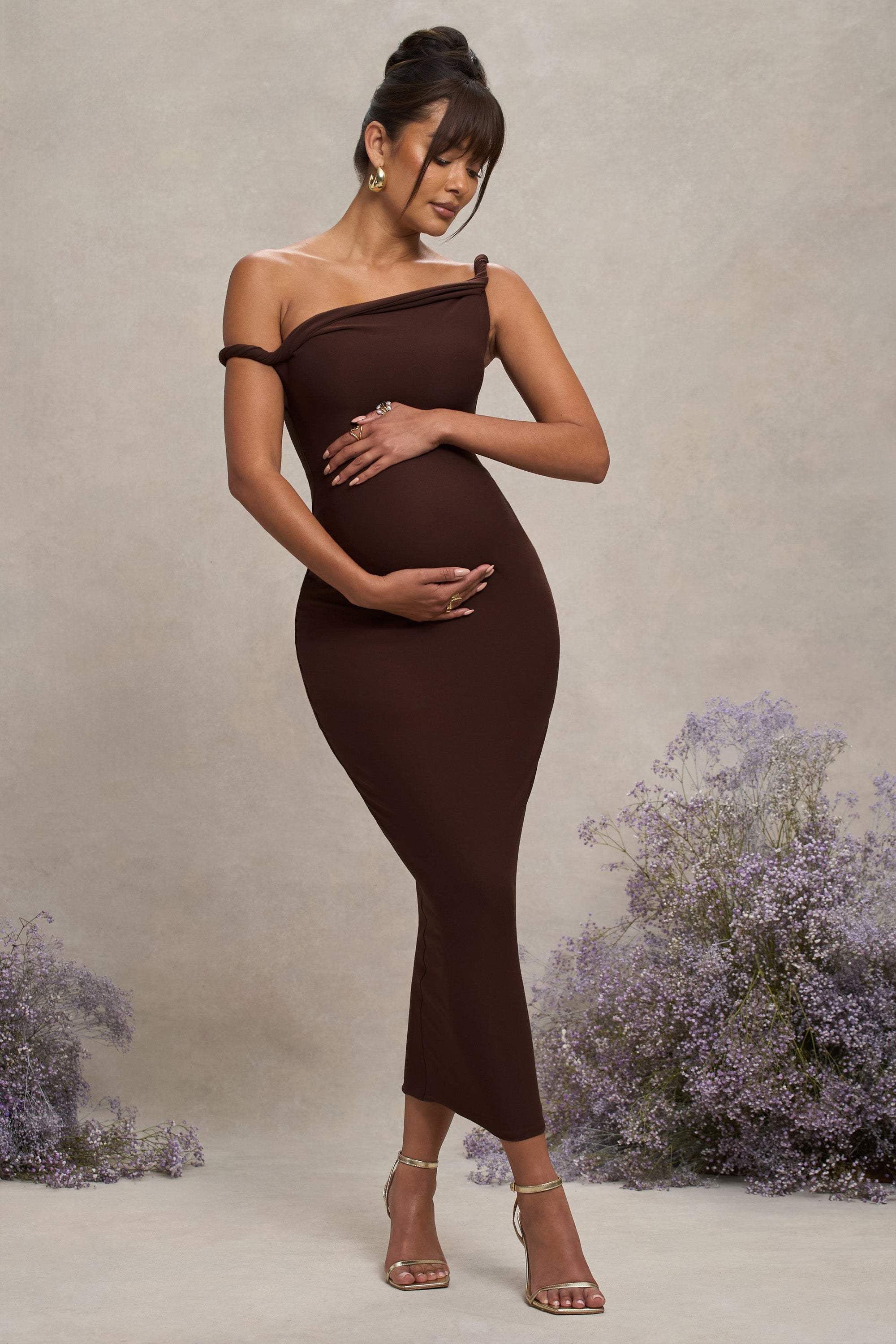 Salome | Chocoladebruine Gedraaide Asymmetrische Zwangerschaps Midi Jurk