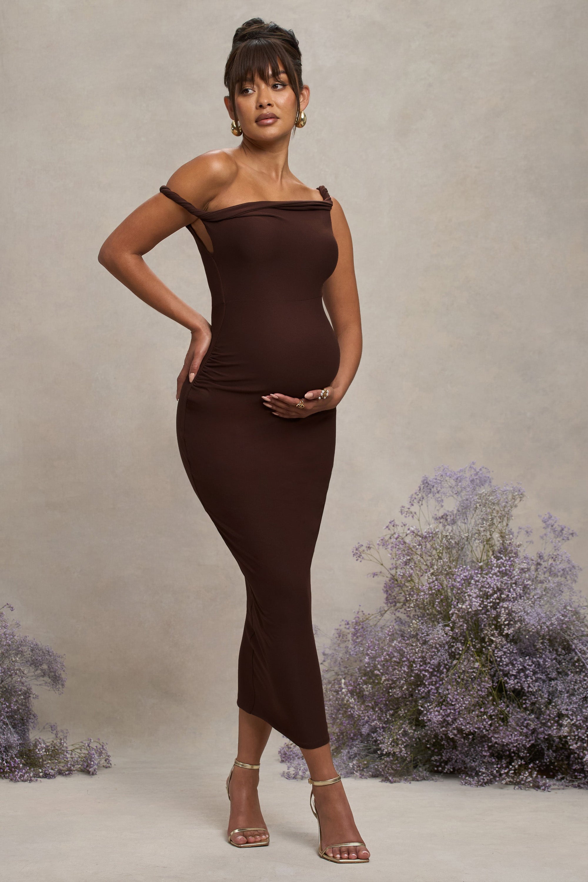 Salome | Chocoladebruine Gedraaide Asymmetrische Zwangerschaps Midi Jurk