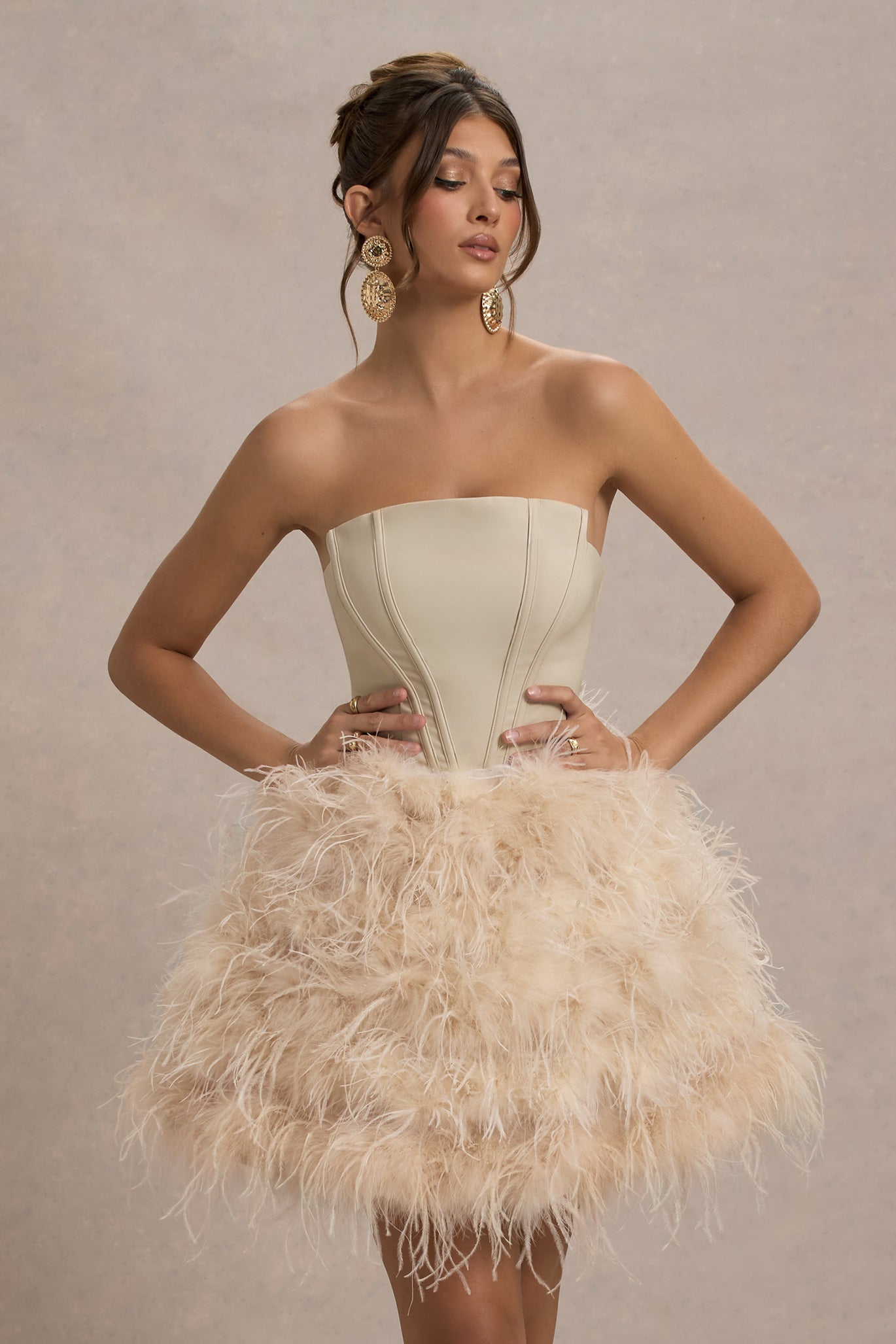 Peaches | Champagne Strapless Mini Jurk Met Volumineuze Veren Zoom