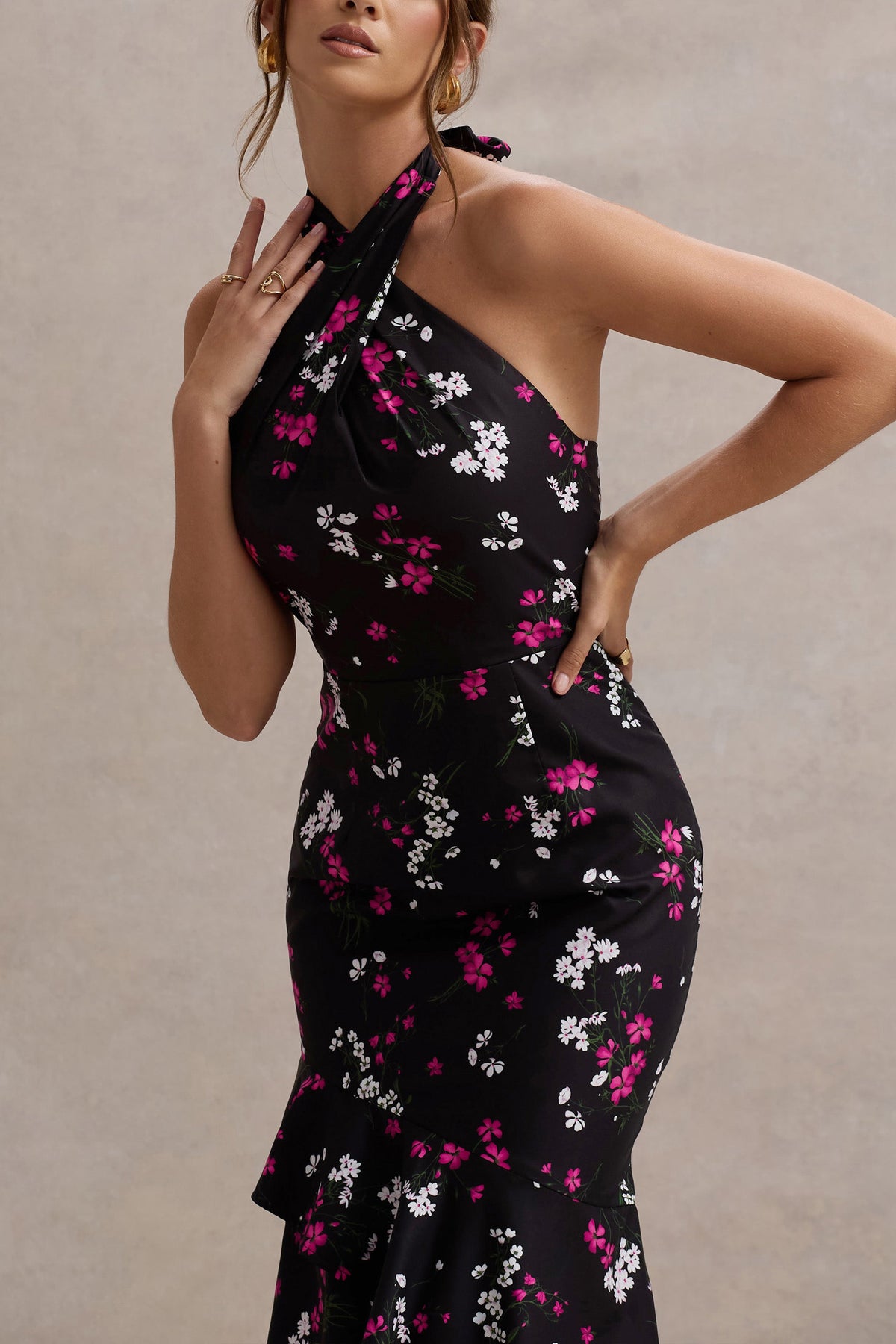 Melodia | Zwarte Ditsy Bloemenprint Satijnen Ruched Maxi Jurk Met Halter Nek