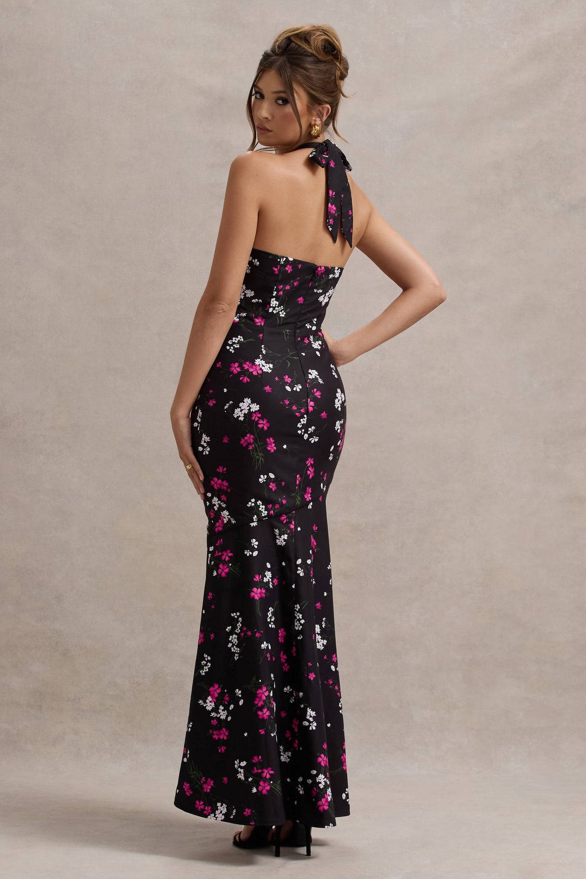 Melodia | Zwarte Ditsy Bloemenprint Satijnen Ruched Maxi Jurk Met Halter Nek