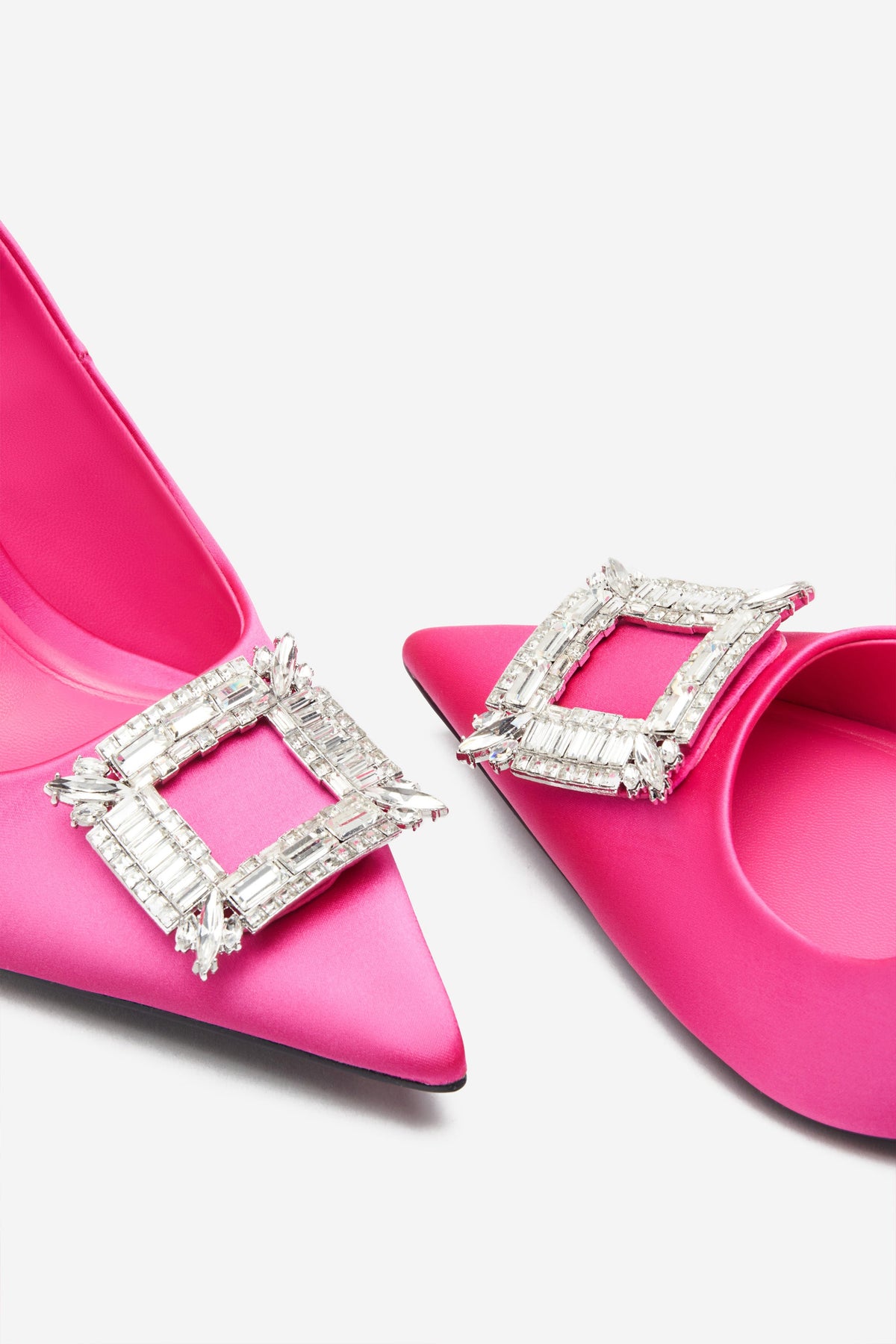 Lawless | Felroze Satijnen Pumps met Puntige Neus en Diamanten Broches
