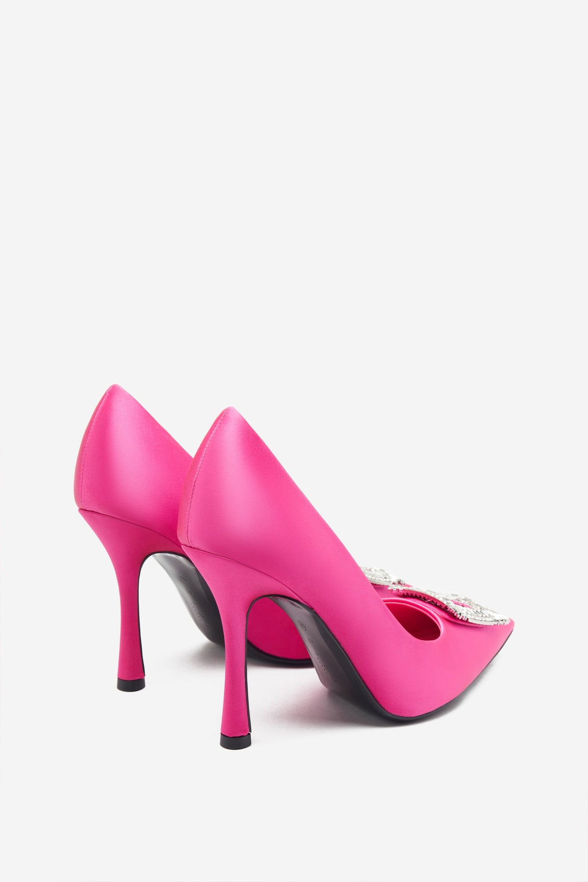 Lawless | Felroze Satijnen Pumps met Puntige Neus en Diamanten Broches