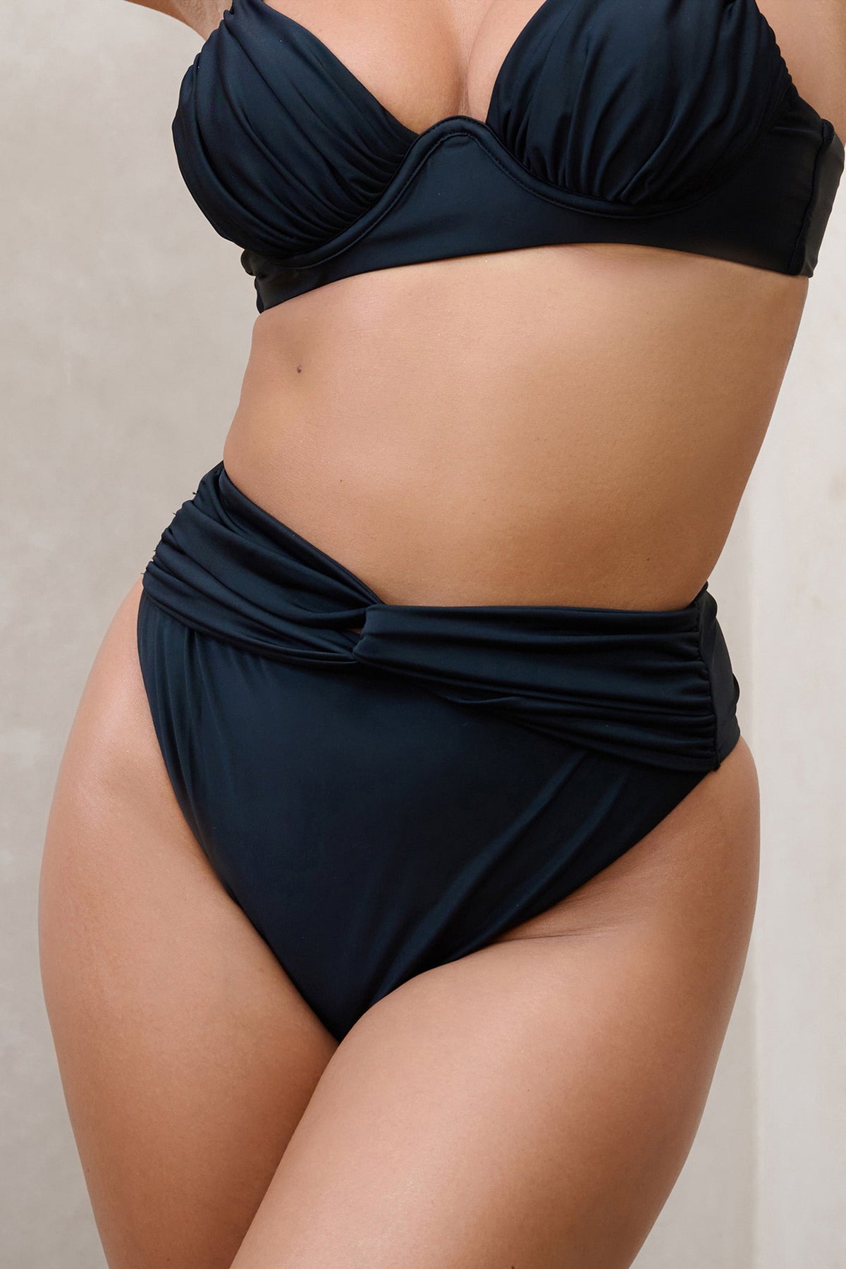 High Tide | Zwarte Gedraaide Bikini Broekje  Met Hoge Taille En Knoopdetail aan de Voorkant