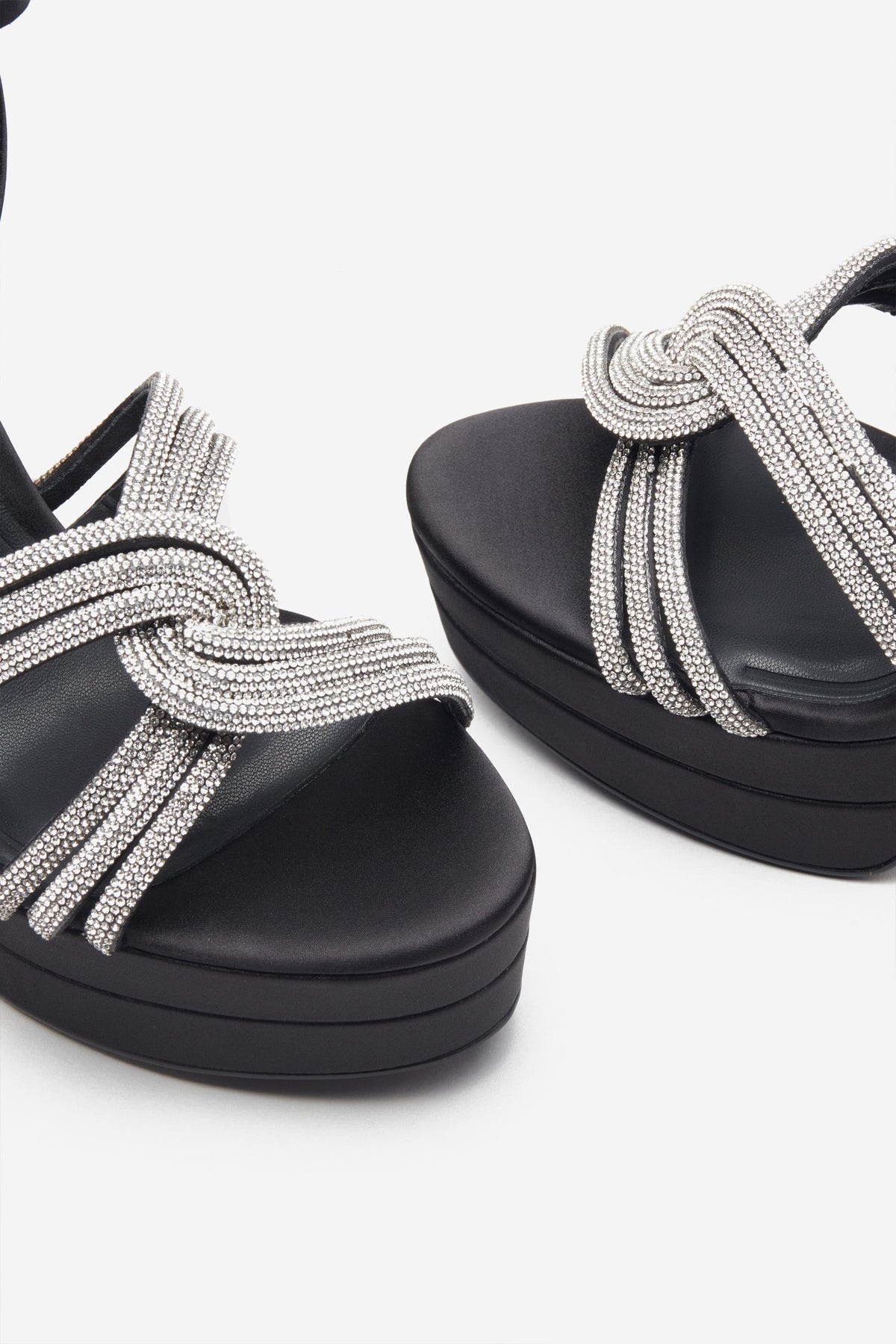 Doll Drama | Zwarte Satijnen Diamanten Platform Hakken Met Bandjes