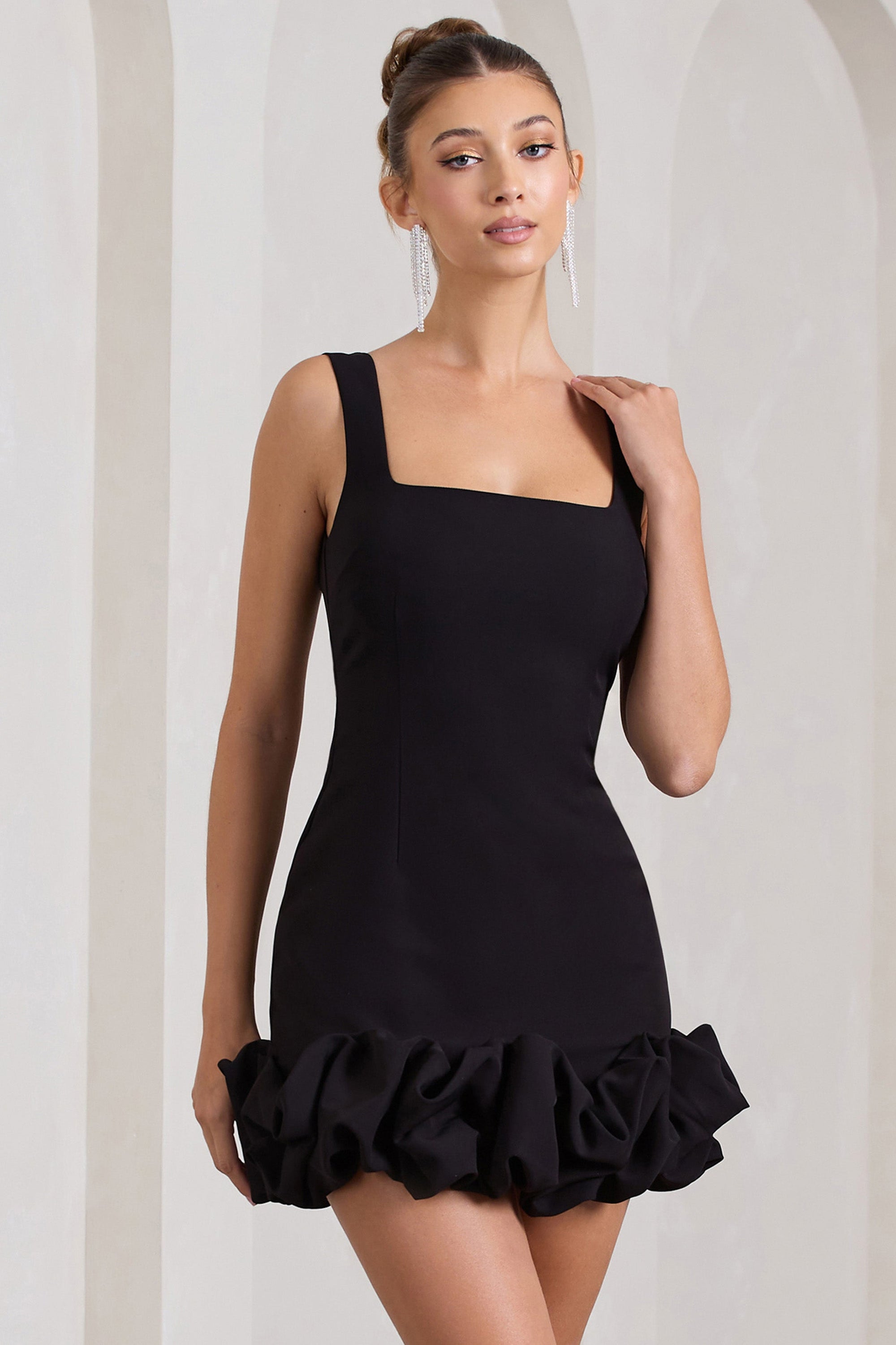 Lucy | Zwarte Mini Jurk Met Ruches Zoom