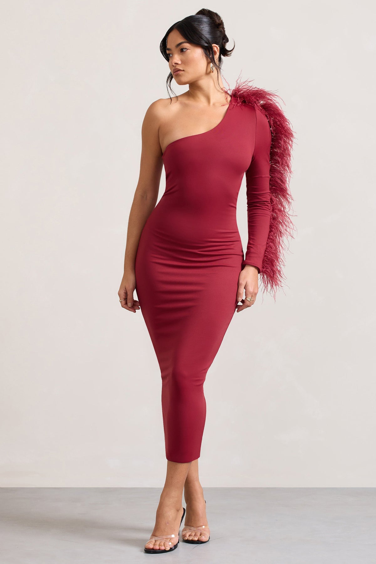 Wild One | Bordeaux Bodycon Midi Jurk Met Blote schouder En Verenafwerking Op De Mouw