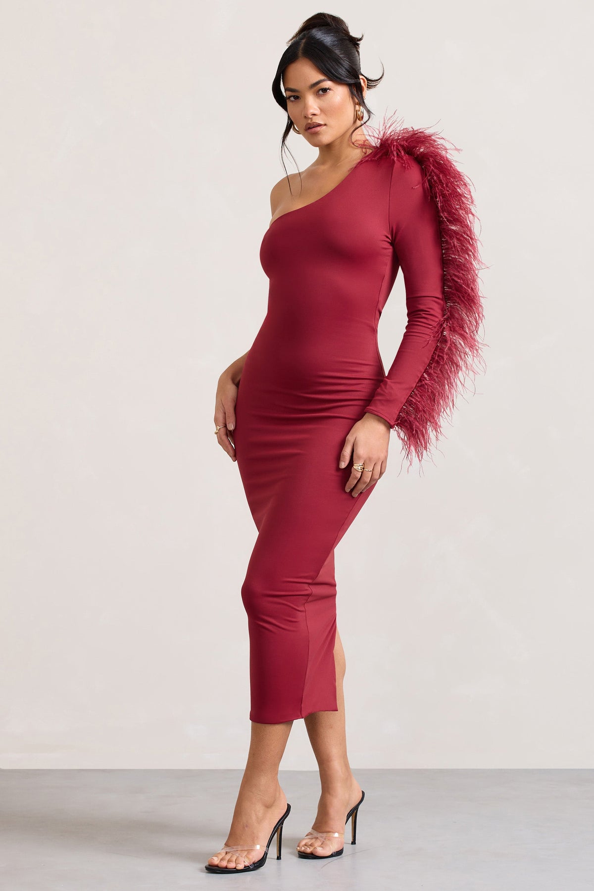 Wild One | Bordeaux Bodycon Midi Jurk Met Blote schouder En Verenafwerking Op De Mouw
