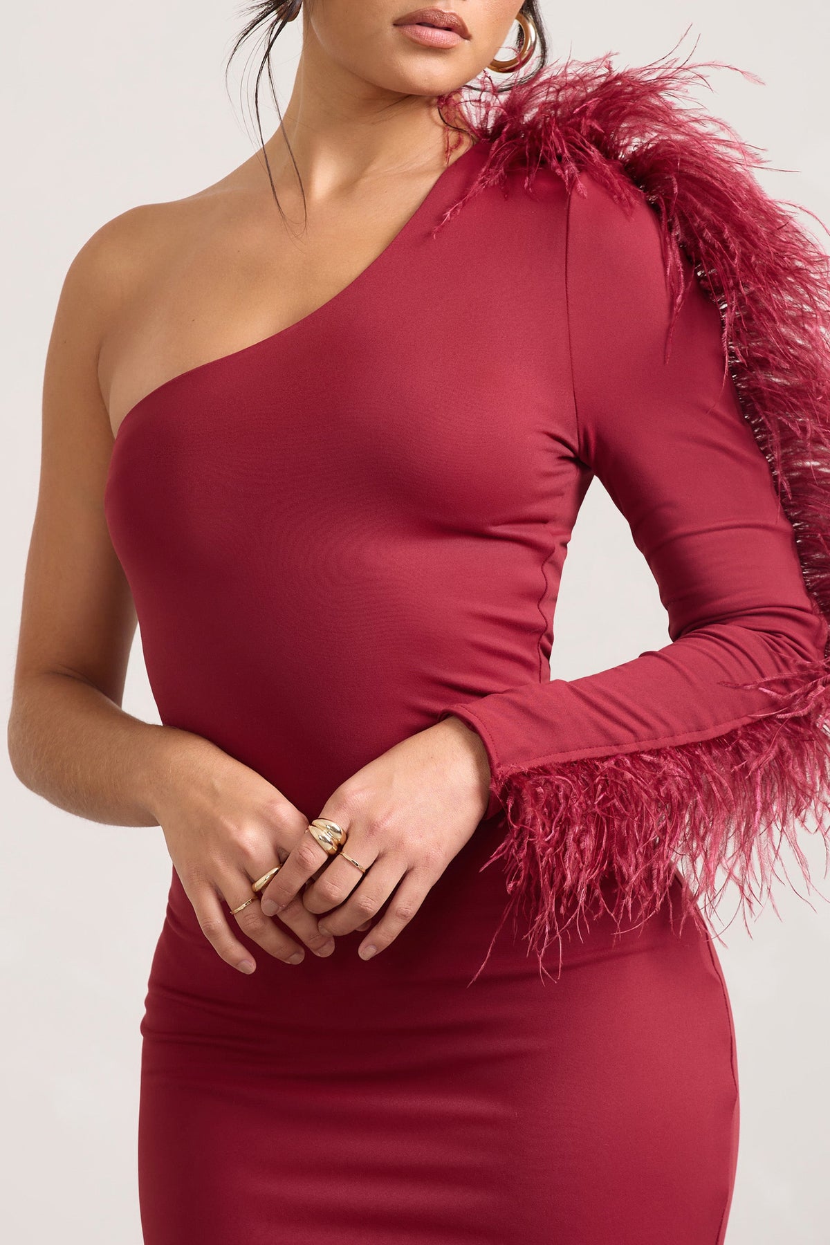 Wild One | Bordeaux Bodycon Midi Jurk Met Blote schouder En Verenafwerking Op De Mouw
