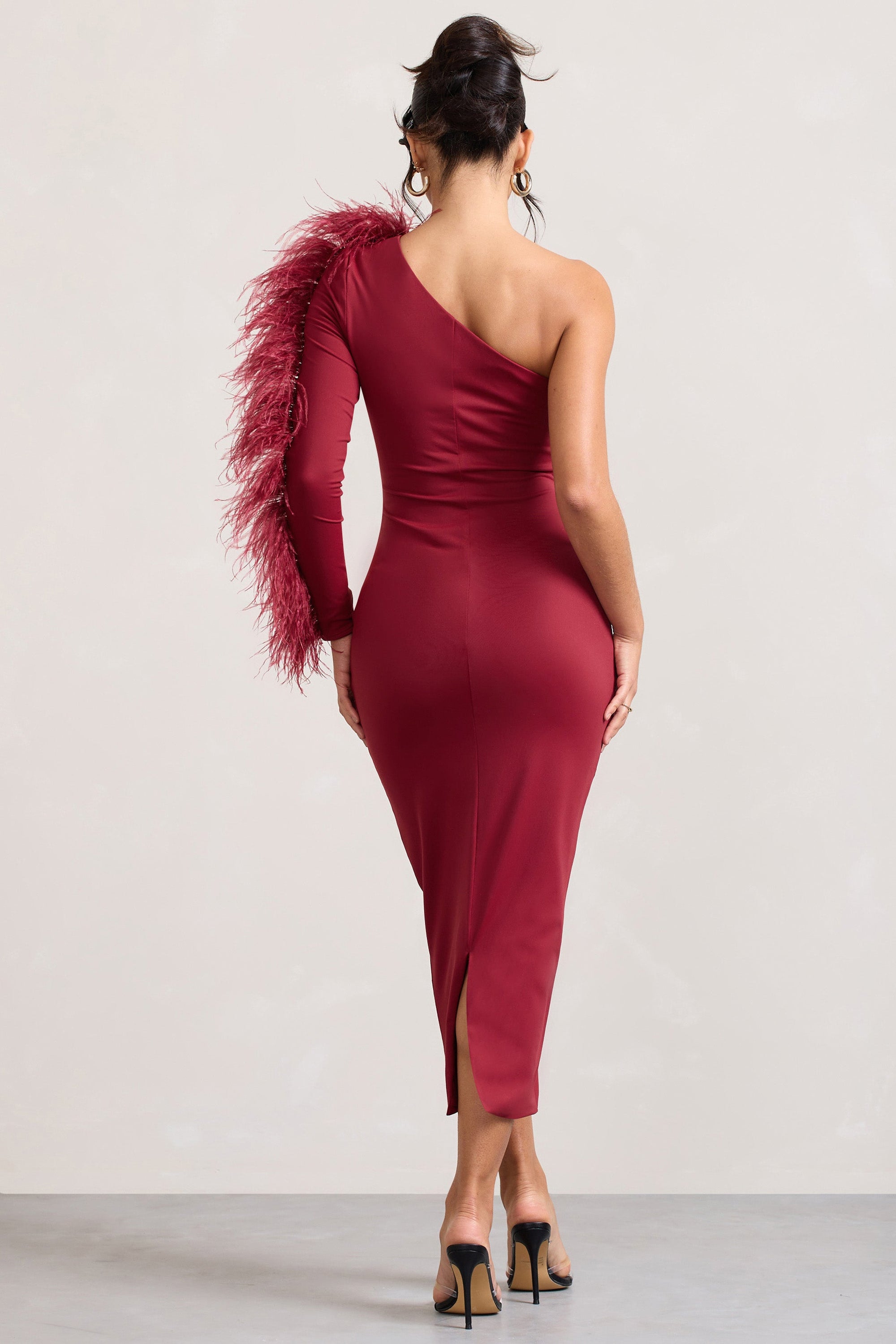 Wild One | Bordeaux Bodycon Midi Jurk Met Blote schouder En Verenafwerking Op De Mouw