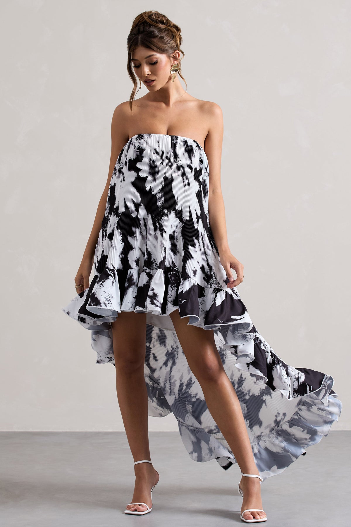 Whistler | Monochroom Bloemen Chiffon Bandeau Ruched Maxi Jurk Met Hoog-Lage Zoom