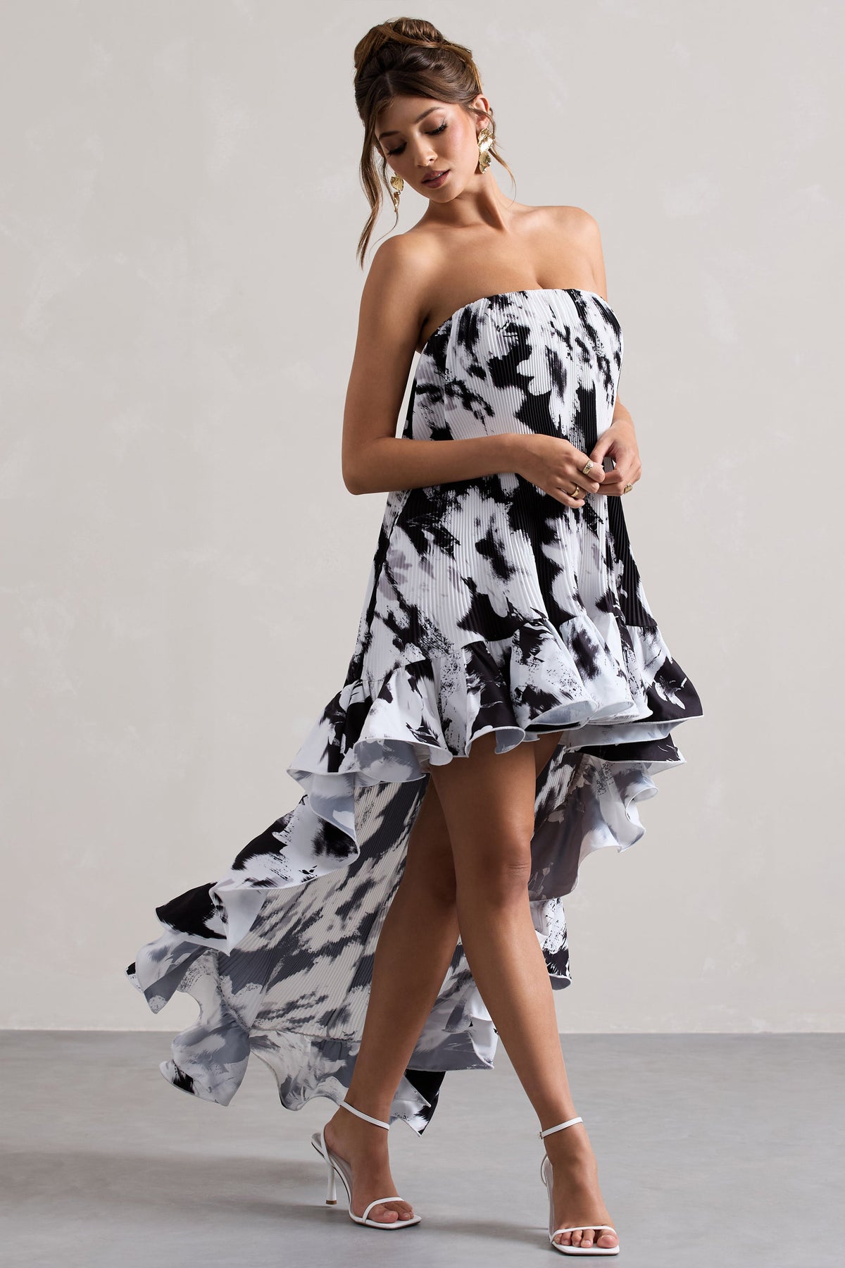 Whistler | Monochroom Bloemen Chiffon Bandeau Ruched Maxi Jurk Met Hoog-Lage Zoom