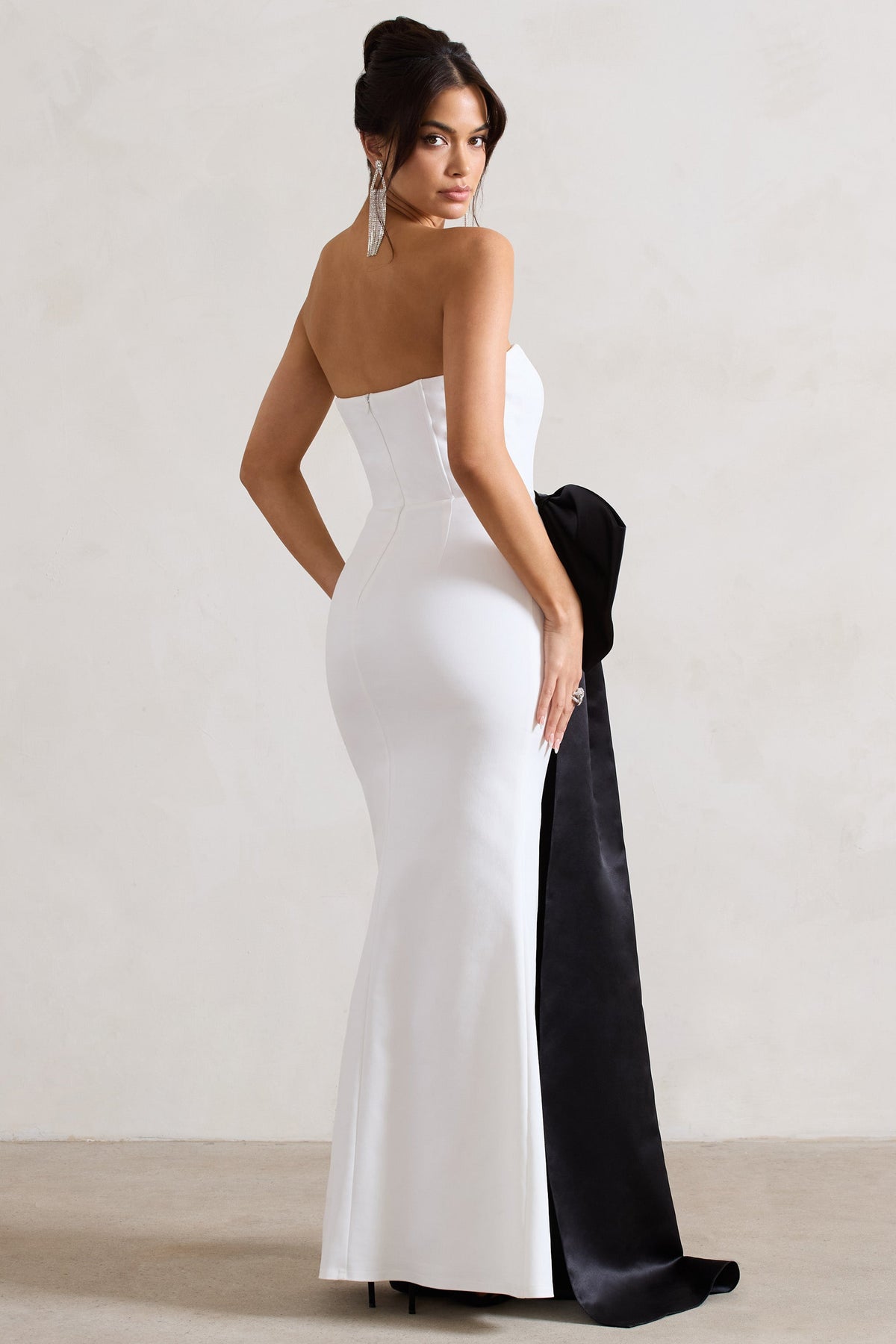 Sincerely | Witte Bandeau Split Maxi Jurk Met Zwarte Oversized Strikje
