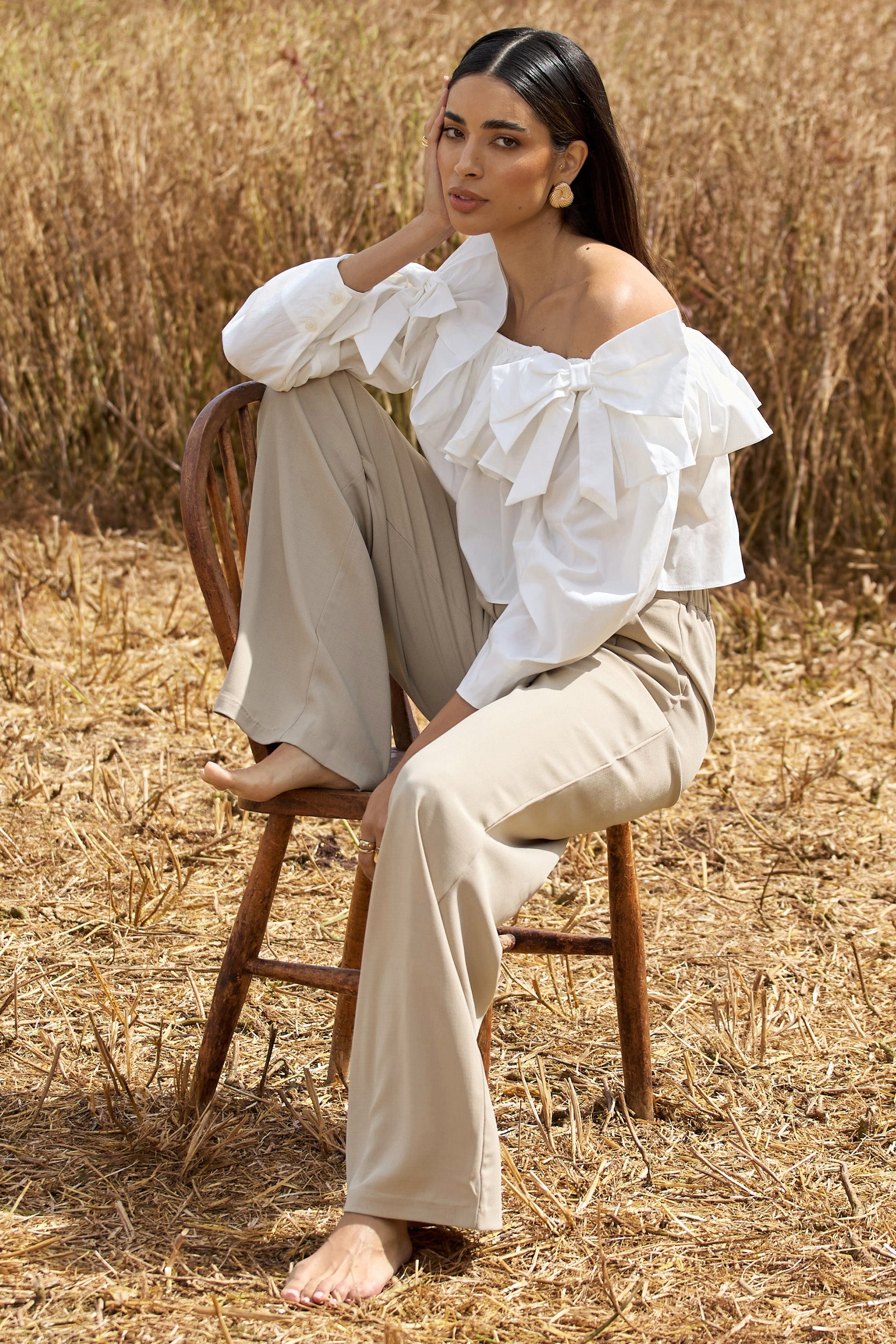 Cove | Witte Bardot Ruches Top Met  Pof Mouw En Strik Detail