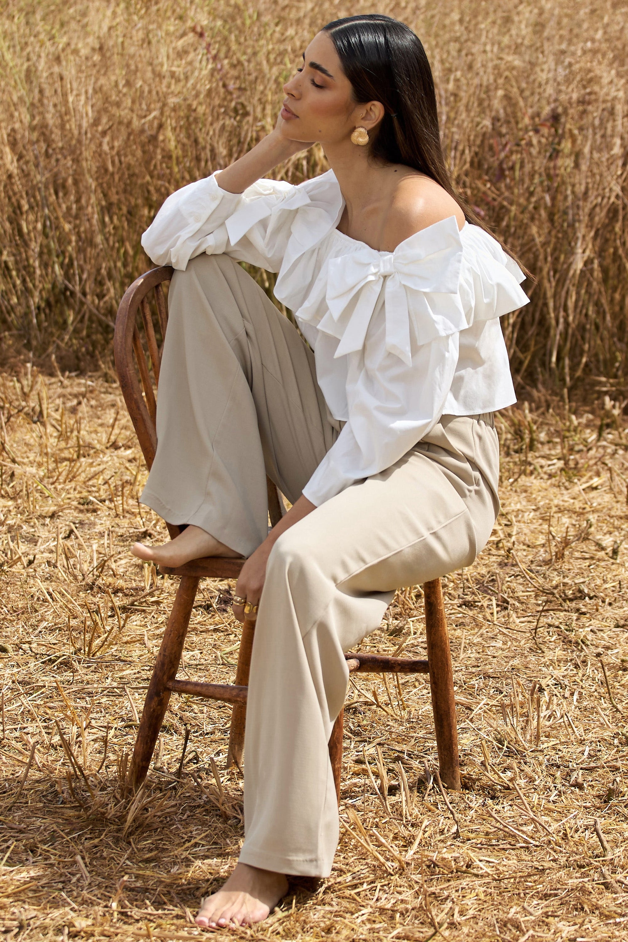 Cove | Witte Bardot Ruches Top Met  Pof Mouw En Strik Detail