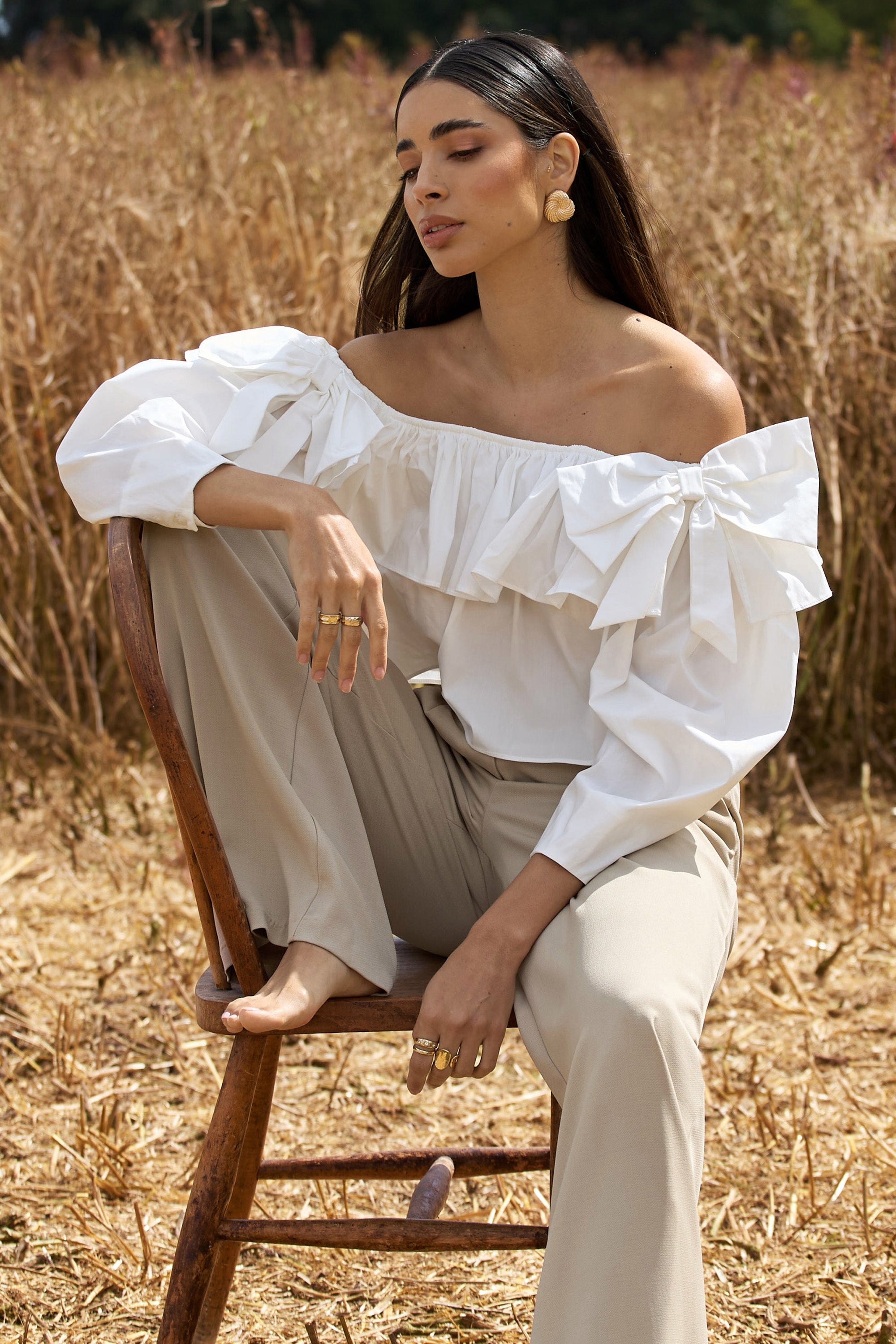Cove | Witte Bardot Ruches Top Met  Pof Mouw En Strik Detail