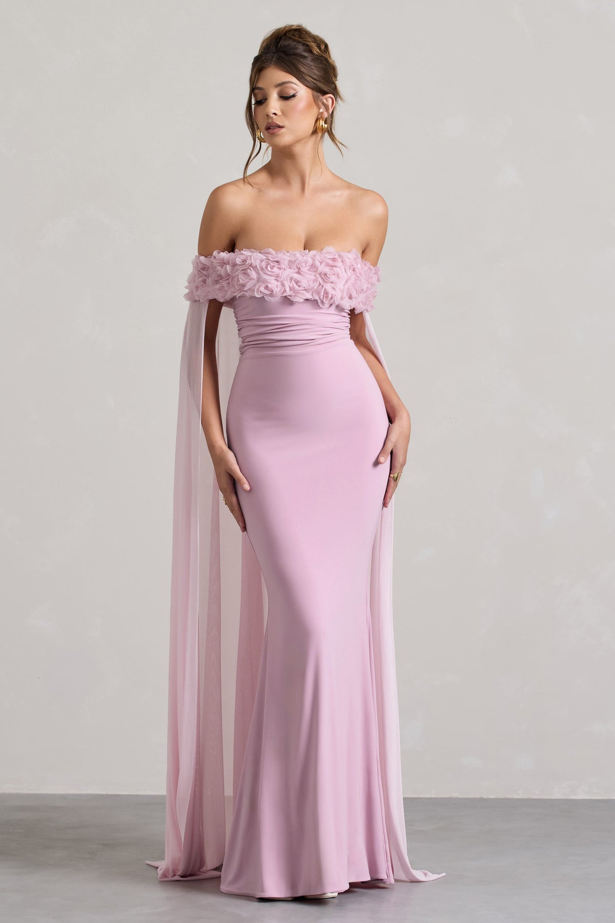 Avant Garde | Lichtroze Bloemen Bardot Fishtail Maxi Jurk Met Mesh Cape