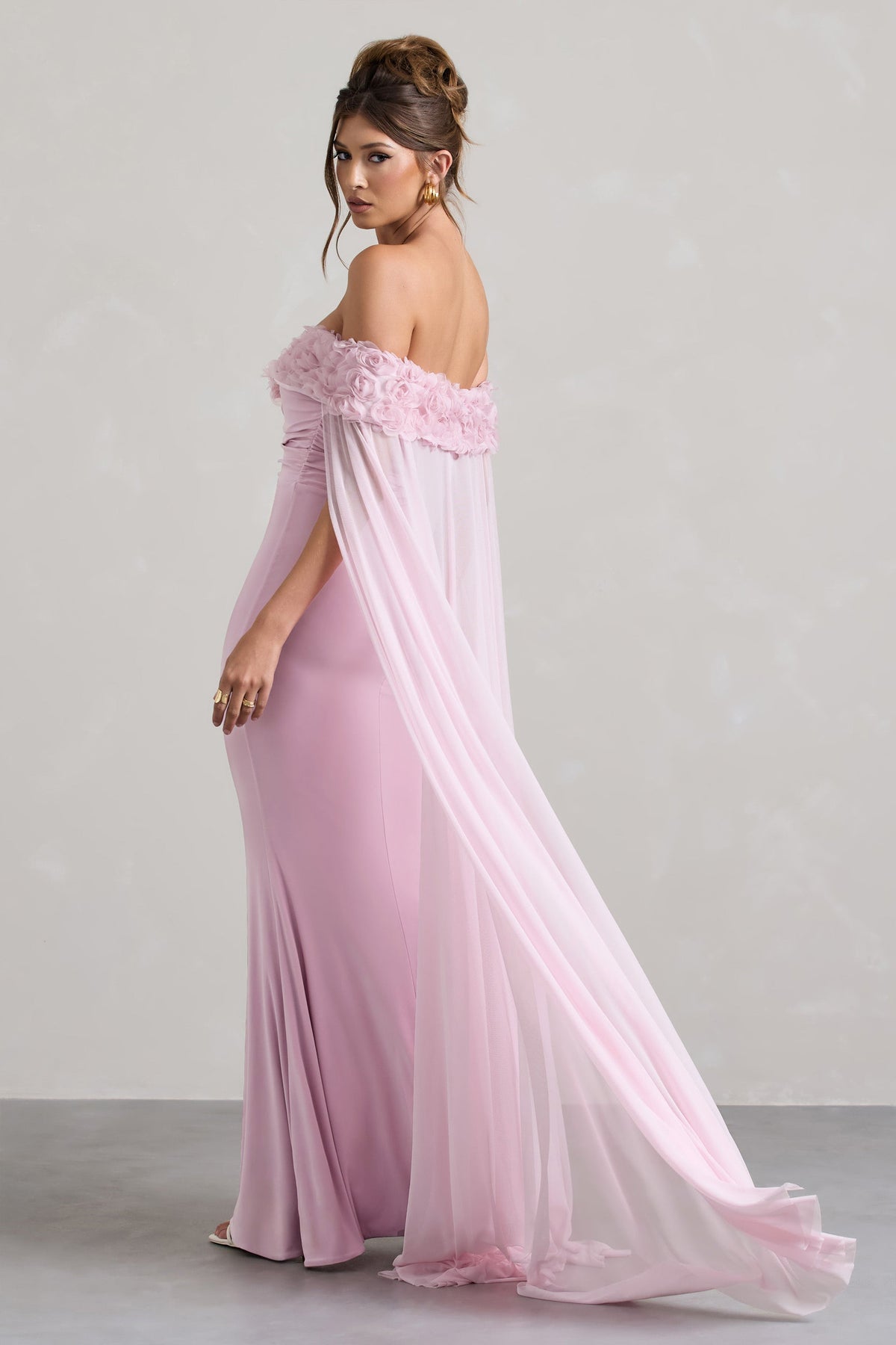 Avant Garde | Lichtroze Bloemen Bardot Fishtail Maxi Jurk Met Mesh Cape