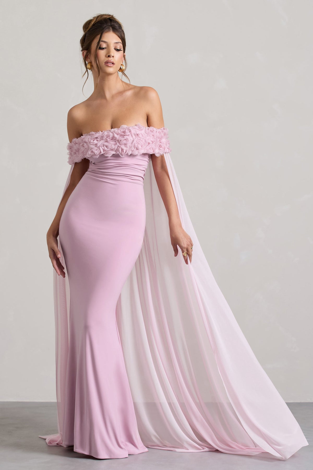 Avant Garde | Lichtroze Bloemen Bardot Fishtail Maxi Jurk Met Mesh Cape