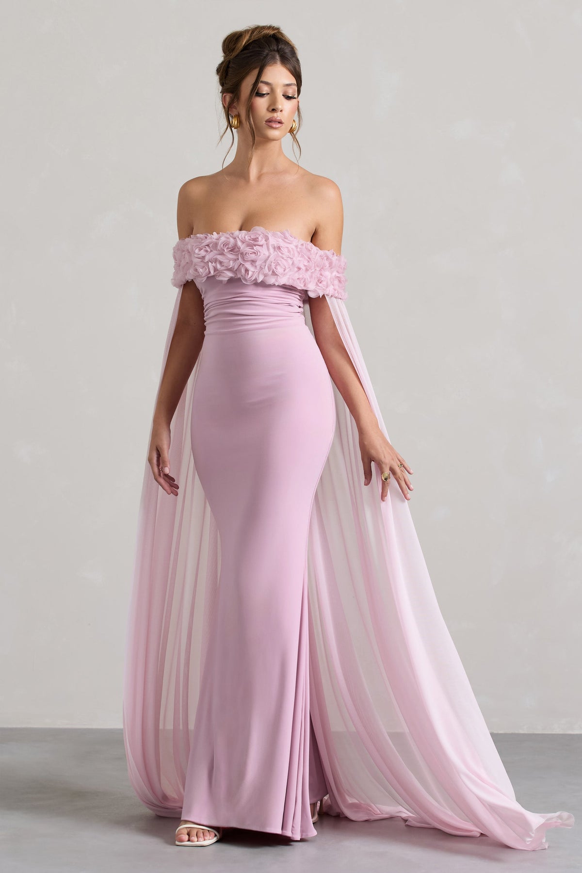 Avant Garde | Lichtroze Bloemen Bardot Fishtail Maxi Jurk Met Mesh Cape