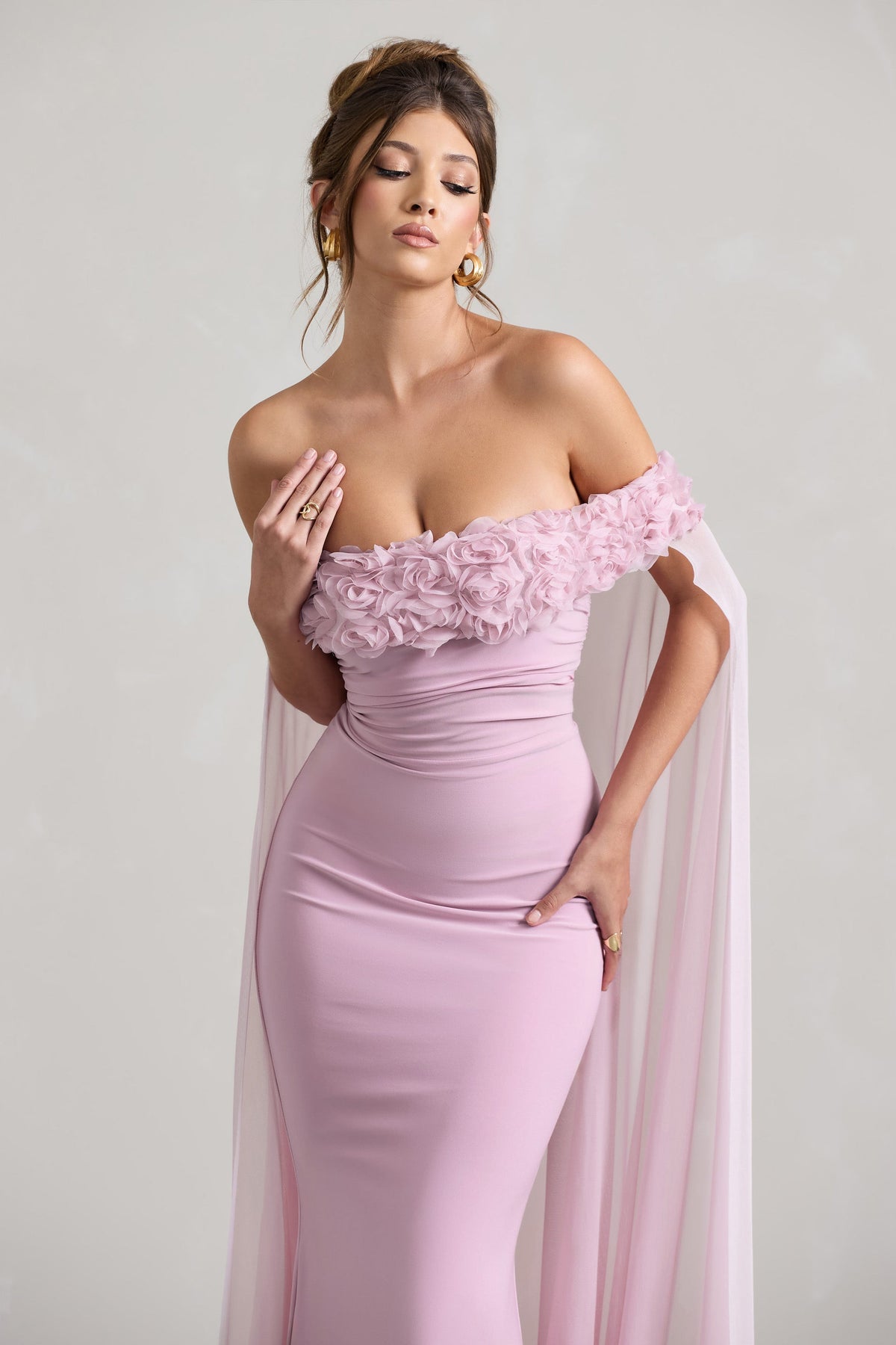 Avant Garde | Lichtroze Bloemen Bardot Fishtail Maxi Jurk Met Mesh Cape