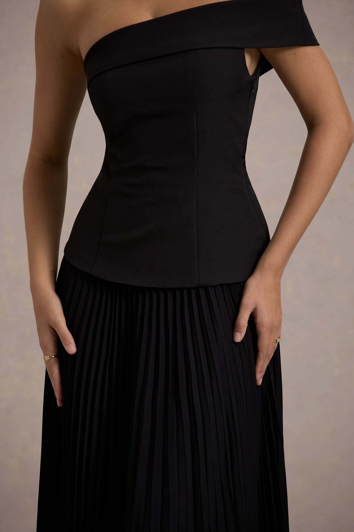 Pauline | Zwarte Bardot Getailleerde Maxi Jurk met Plissé Rok