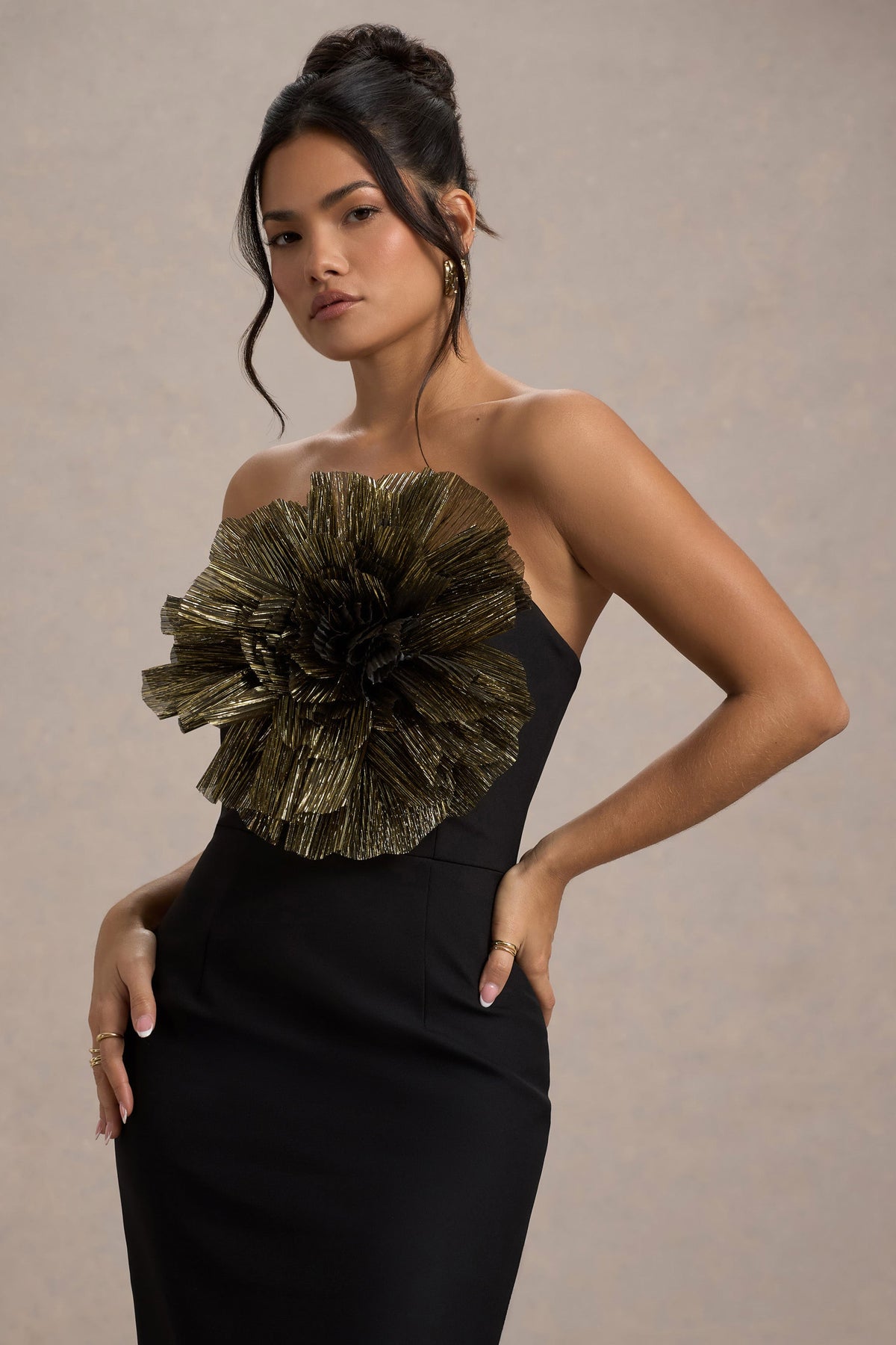 Moya | Zwart En Goude Bodycon Midi Jurk Met Corsage Detail