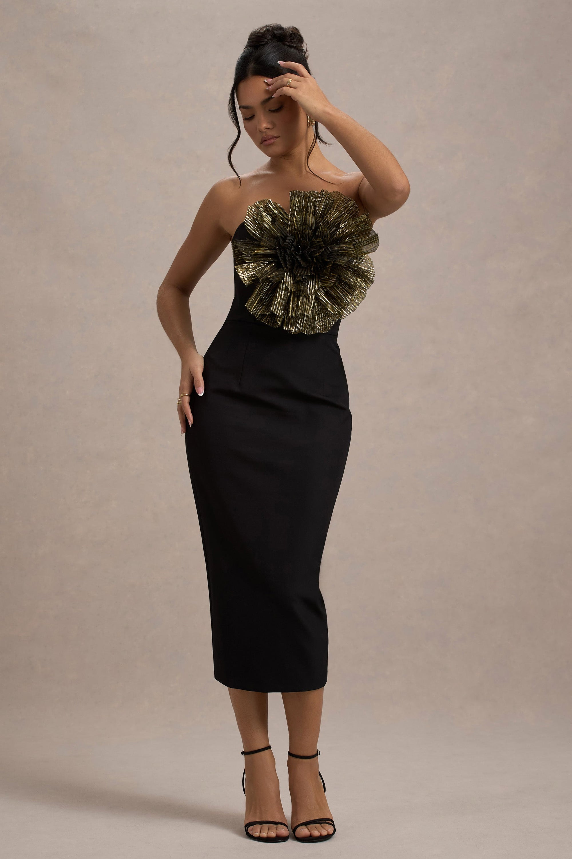 Moya | Zwart En Goude Bodycon Midi Jurk Met Corsage Detail