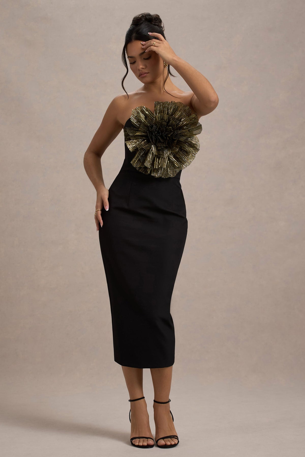 Moya | Zwart En Goude Bodycon Midi Jurk Met Corsage Detail