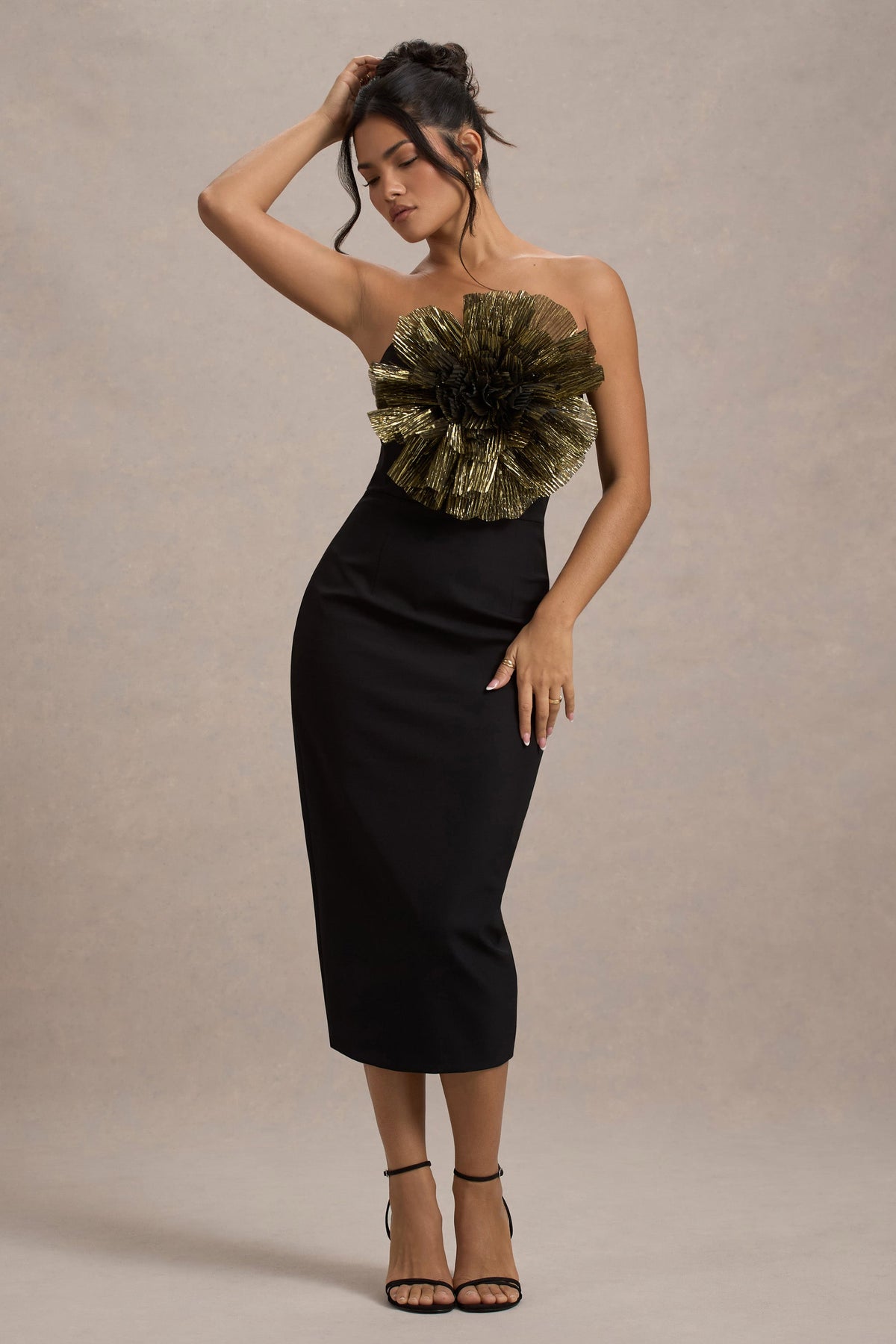 Moya | Zwart En Goude Bodycon Midi Jurk Met Corsage Detail