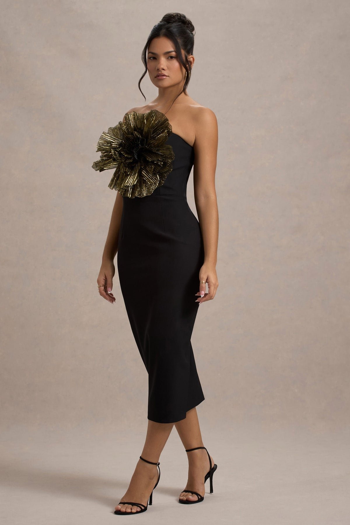 Moya | Zwart En Goude Bodycon Midi Jurk Met Corsage Detail