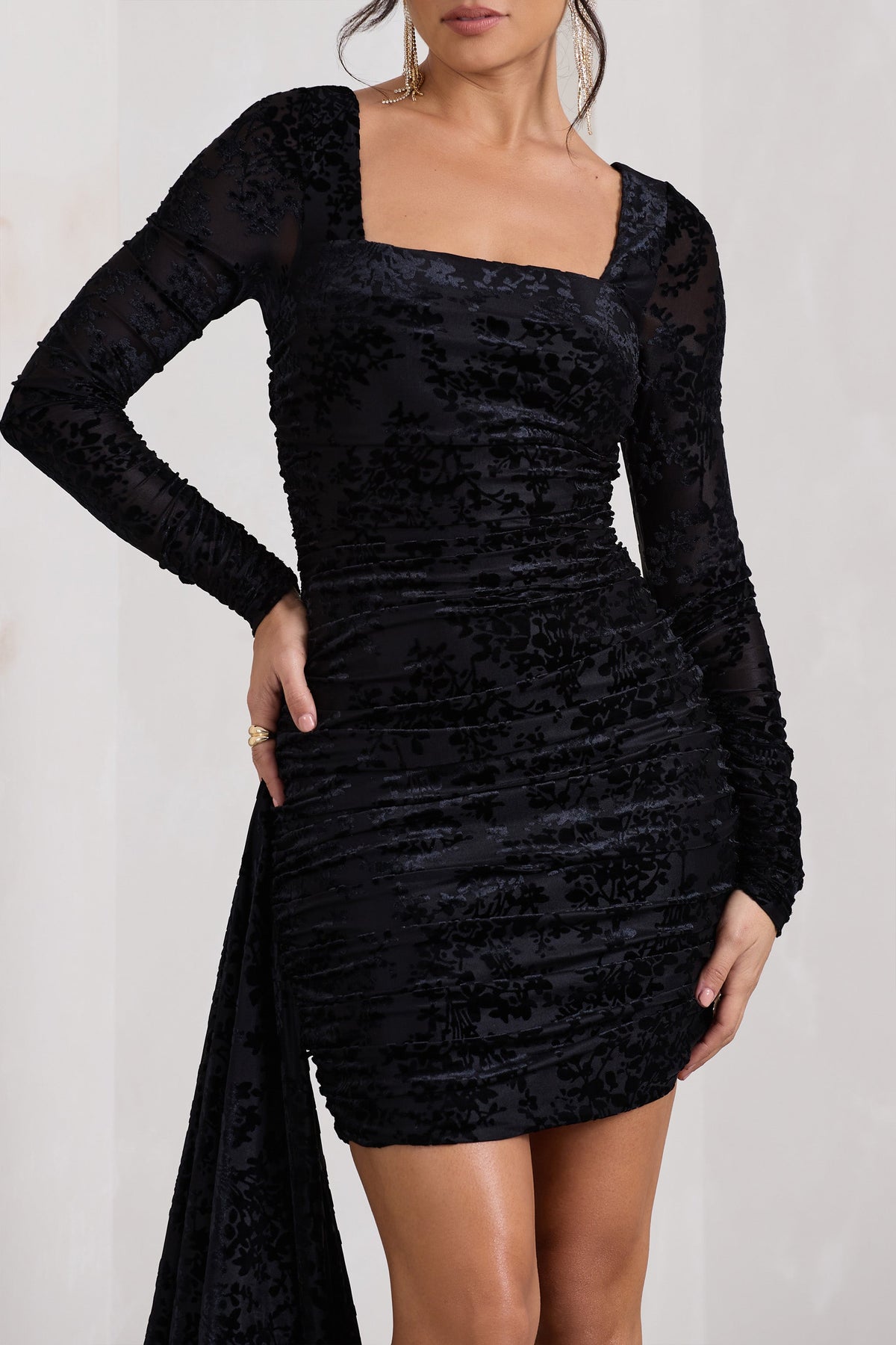 Crimson Cut | Zwarte Fluwelen Bloemen Print Bodycon Mini Jurk Met Lange Mouwen En Ruches