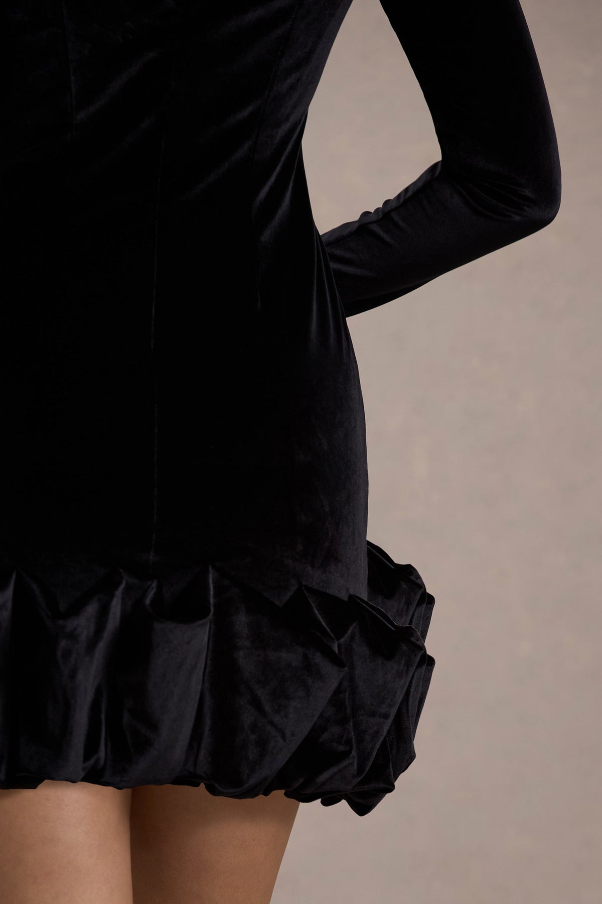 Claudine | Zwarte Velours Gerimpeld Mini Jurk Met Lange Mouwen