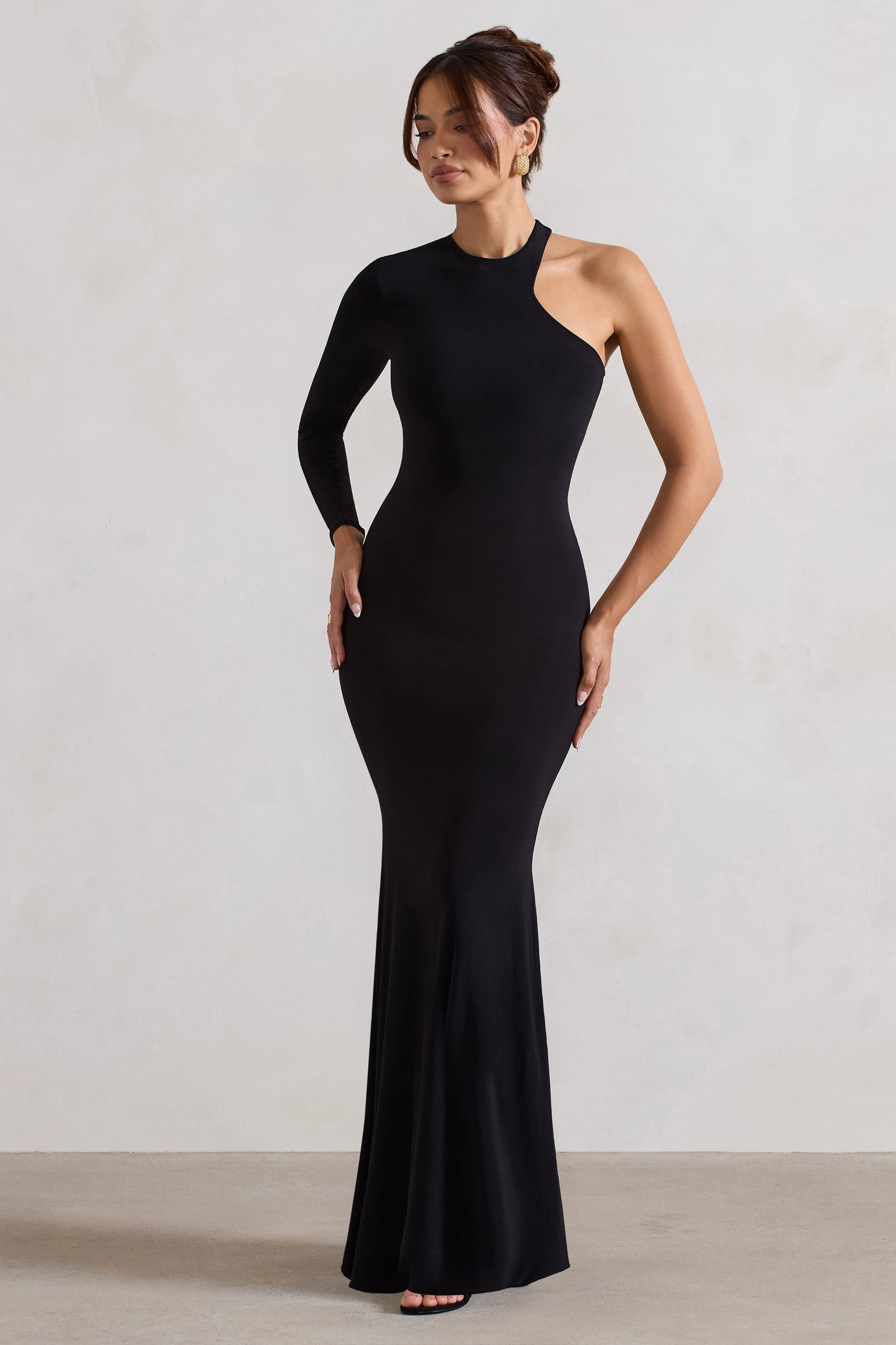 Tyra | Zwarte Asymmetrische Hals Maxi Jurk Met Uitsnijding En Open Rug Detail