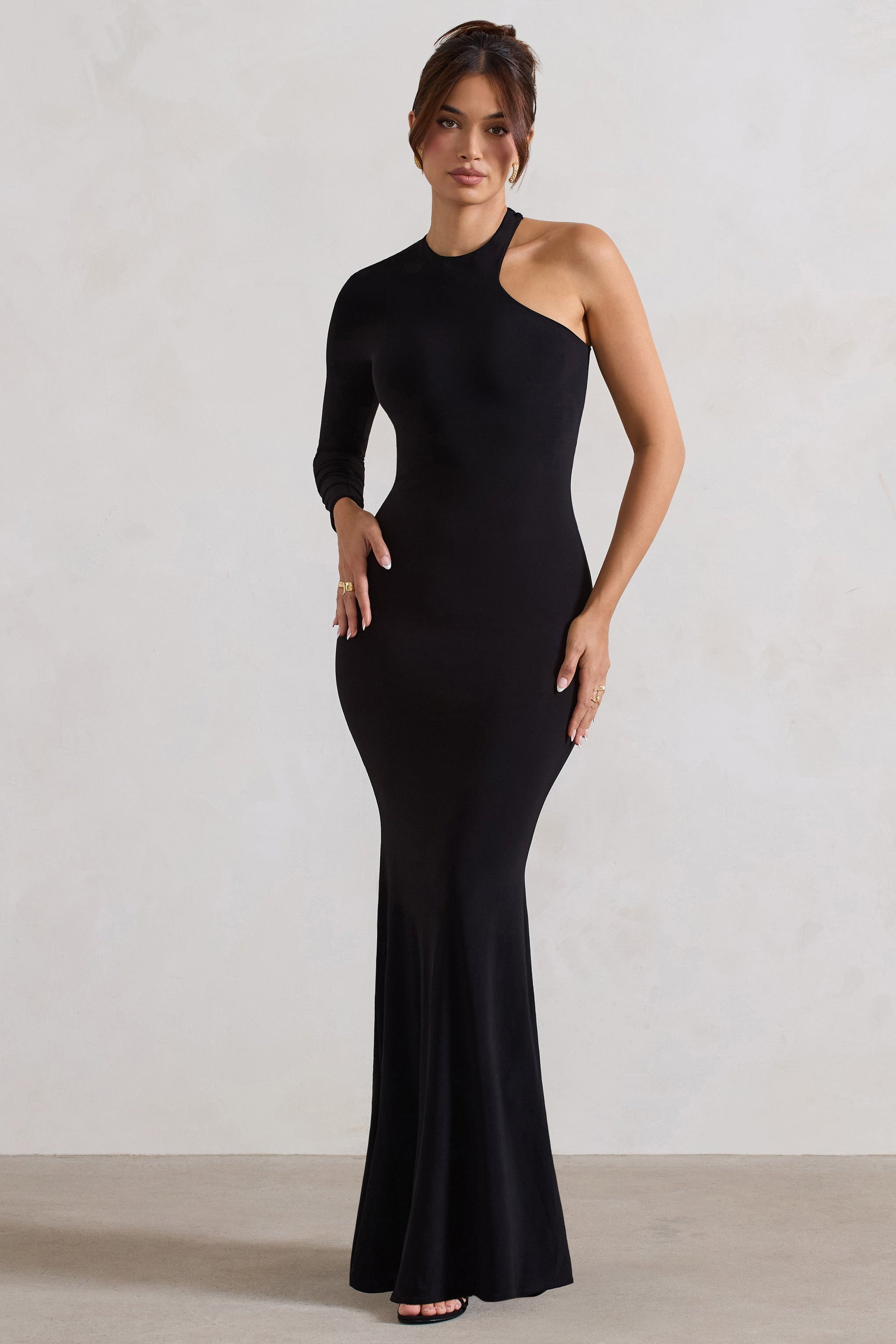 Tyra | Zwarte Asymmetrische Hals Maxi Jurk Met Uitsnijding En Open Rug Detail