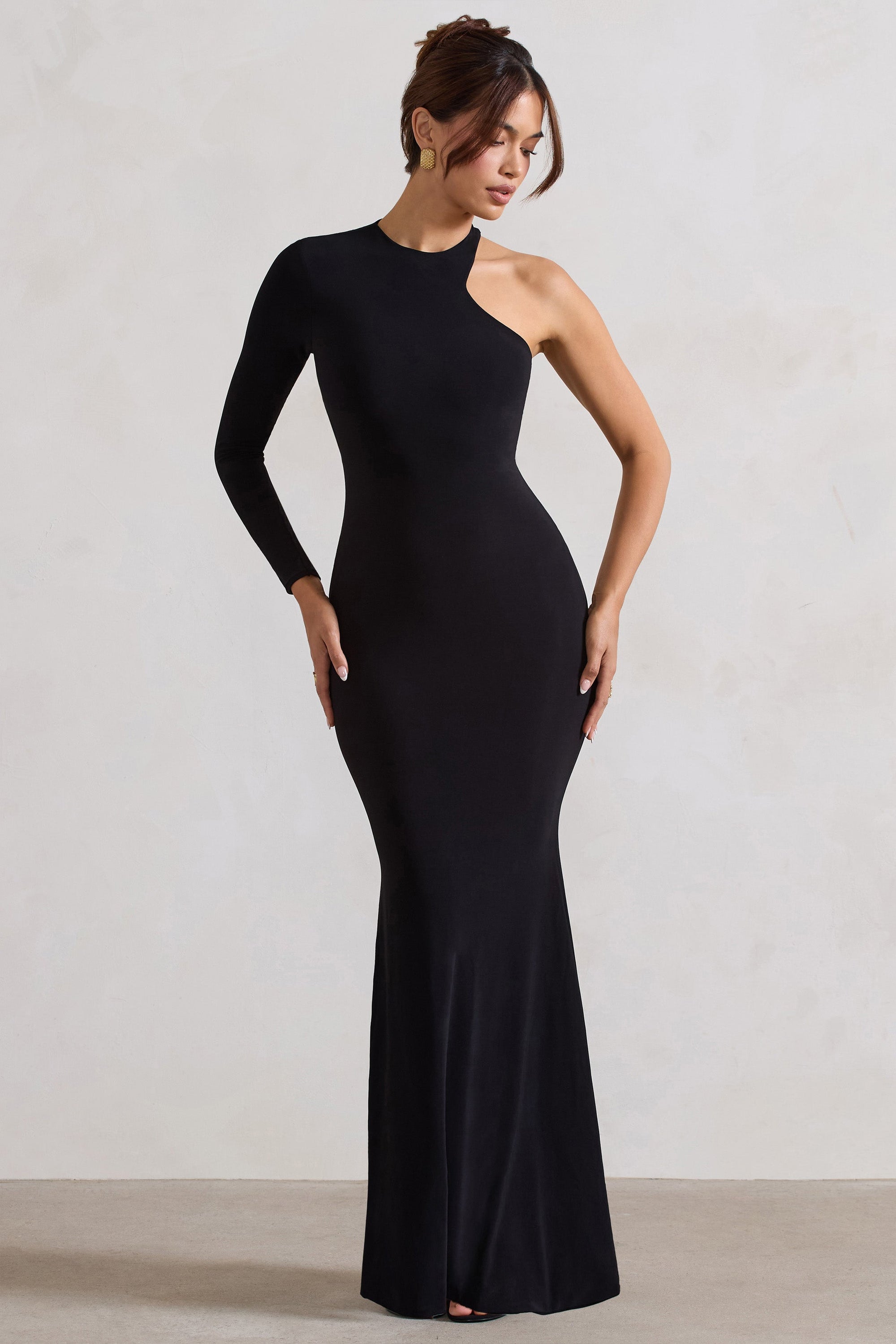 Tyra | Zwarte Asymmetrische Hals Maxi Jurk Met Uitsnijding En Open Rug Detail