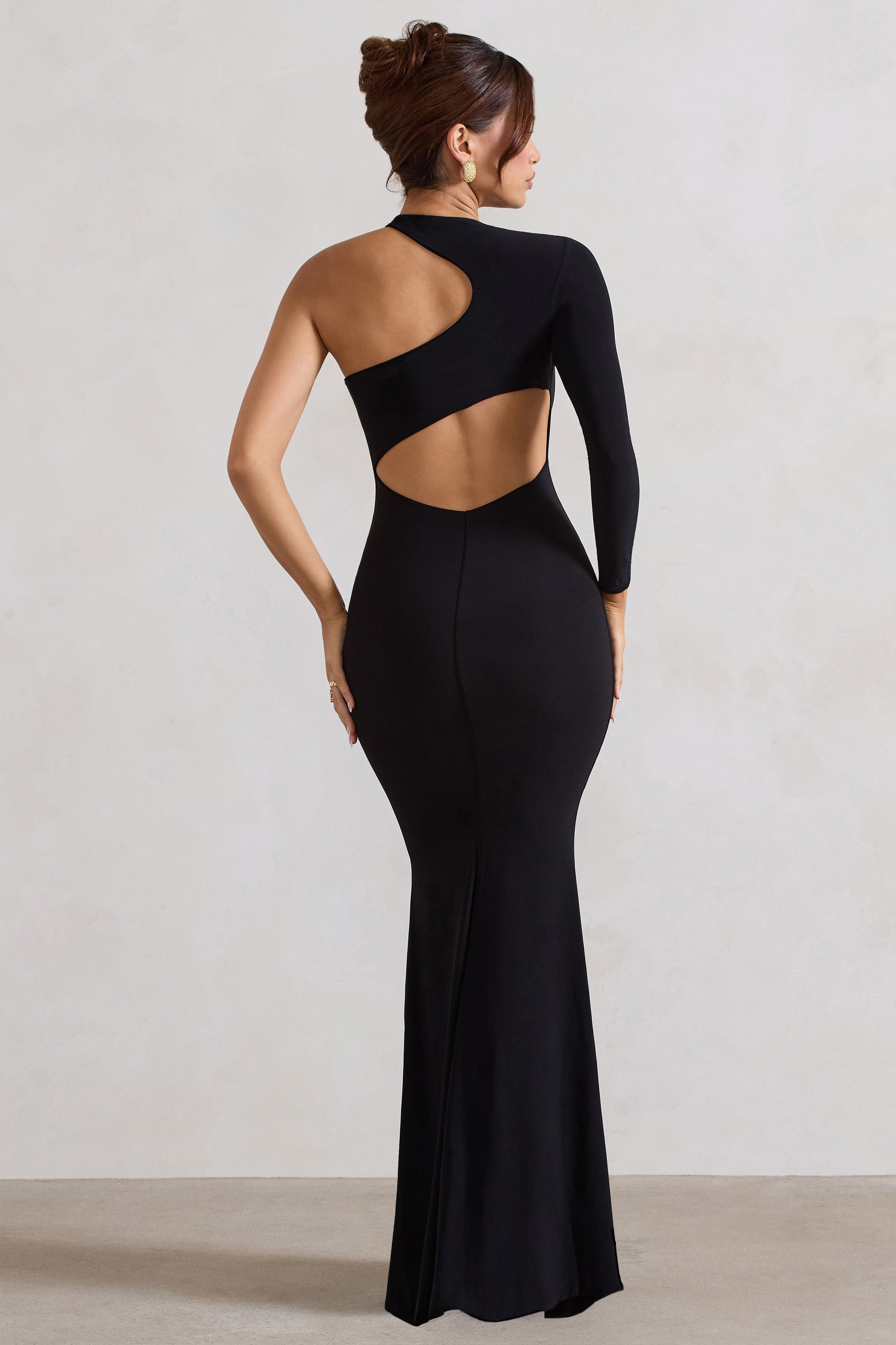 Tyra | Zwarte Asymmetrische Hals Maxi Jurk Met Uitsnijding En Open Rug Detail