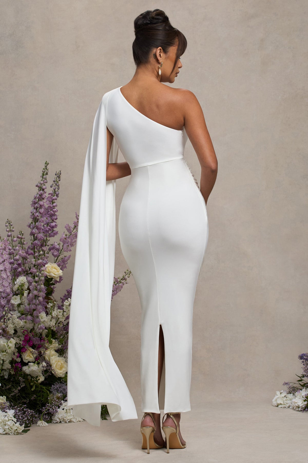 Amaryllis | Witte Zwangerschaps Maxi Jurk Met Blote Schouder En Cape Mouw
