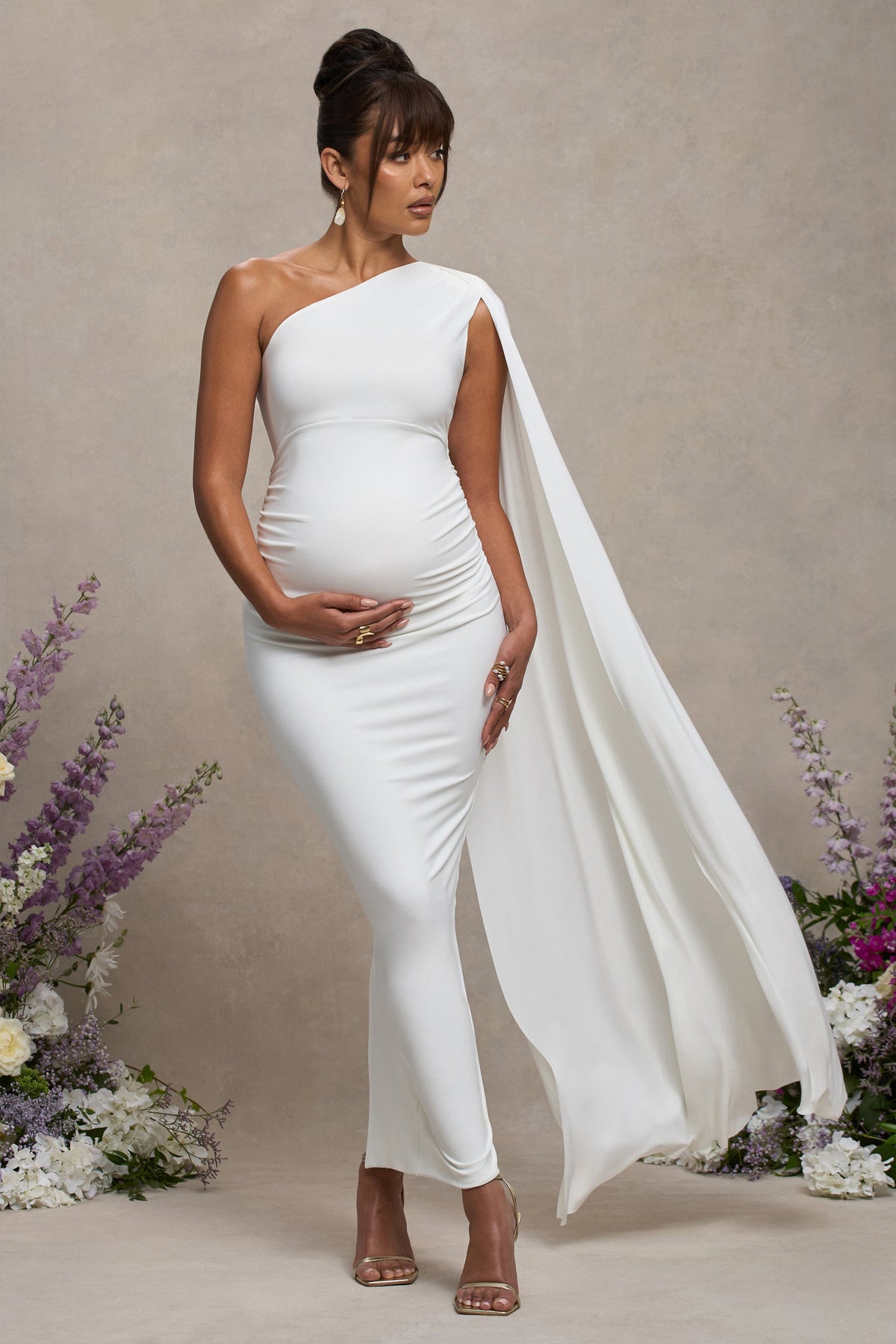 Amaryllis | Witte Zwangerschaps Maxi Jurk Met Blote Schouder En Cape Mouw