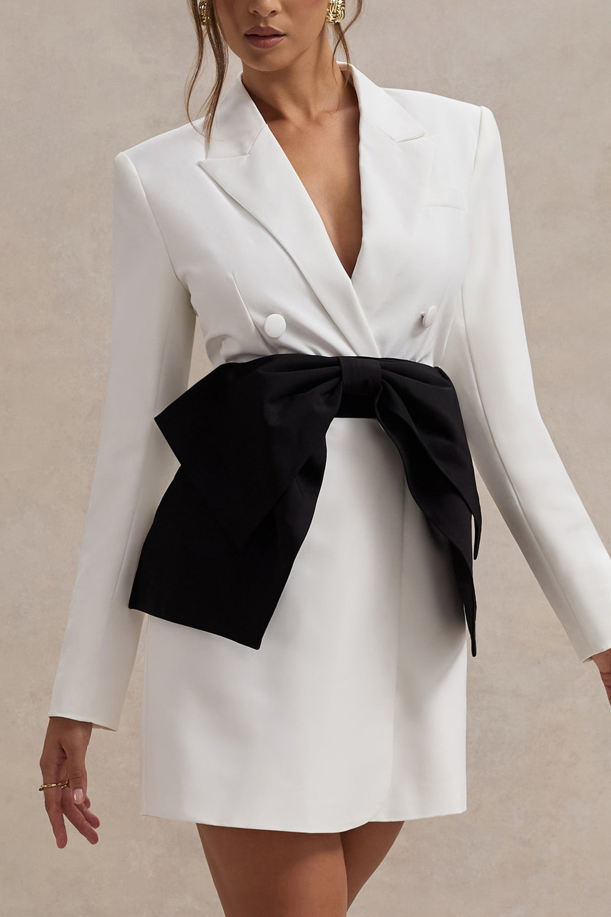 Prized | Witte Getailleerde Blazer Jurk Met Zwarte Strikje