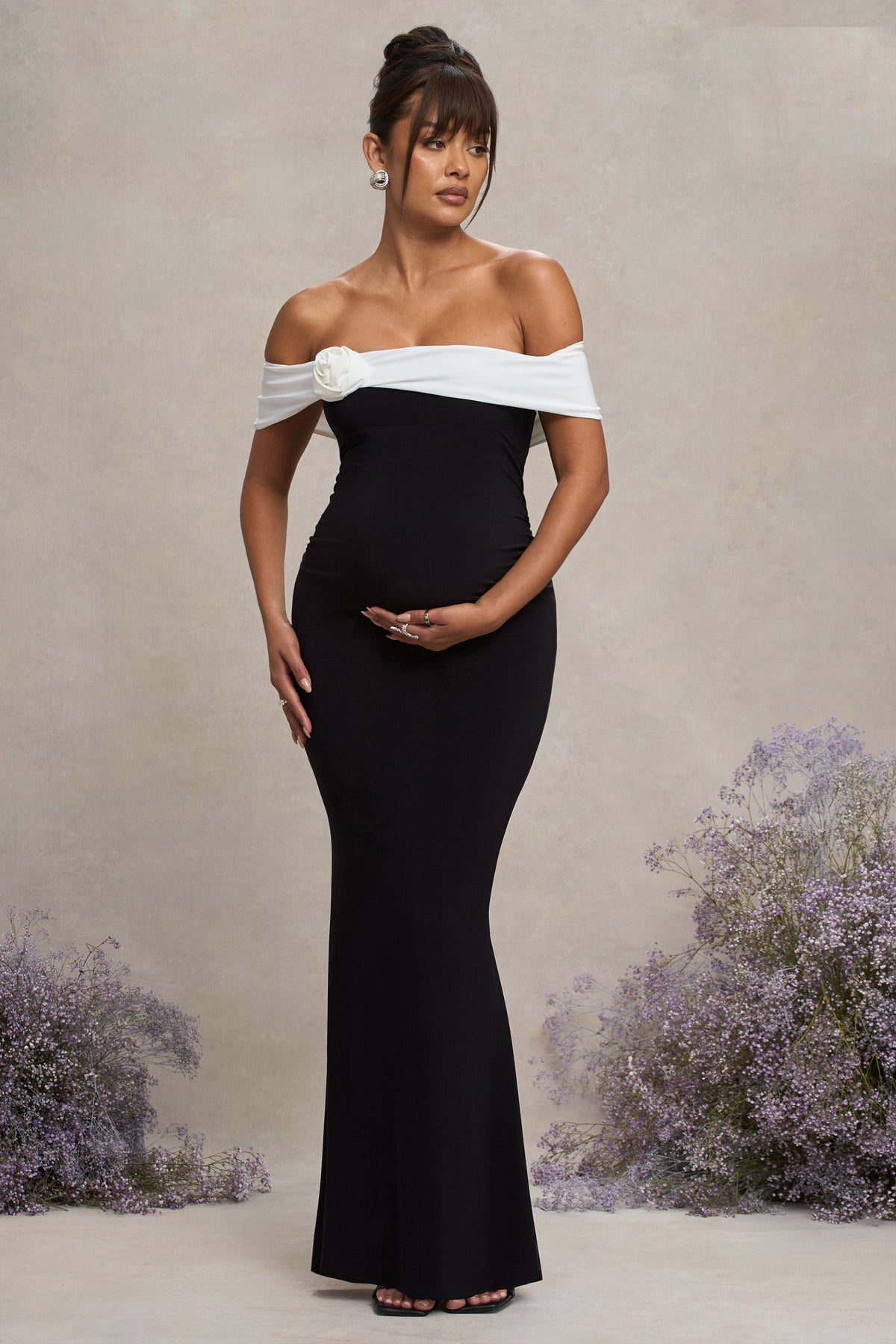 In Bloom | Zwart-Witte Bardot Zwangerschaps Maxi Jurk Met Bloem