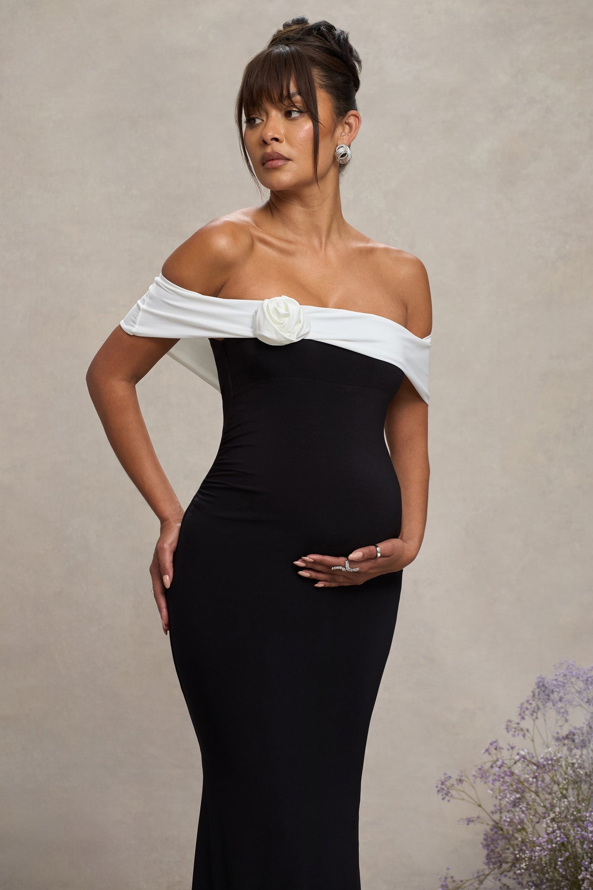 In Bloom | Zwart-Witte Bardot Zwangerschaps Maxi Jurk Met Bloem