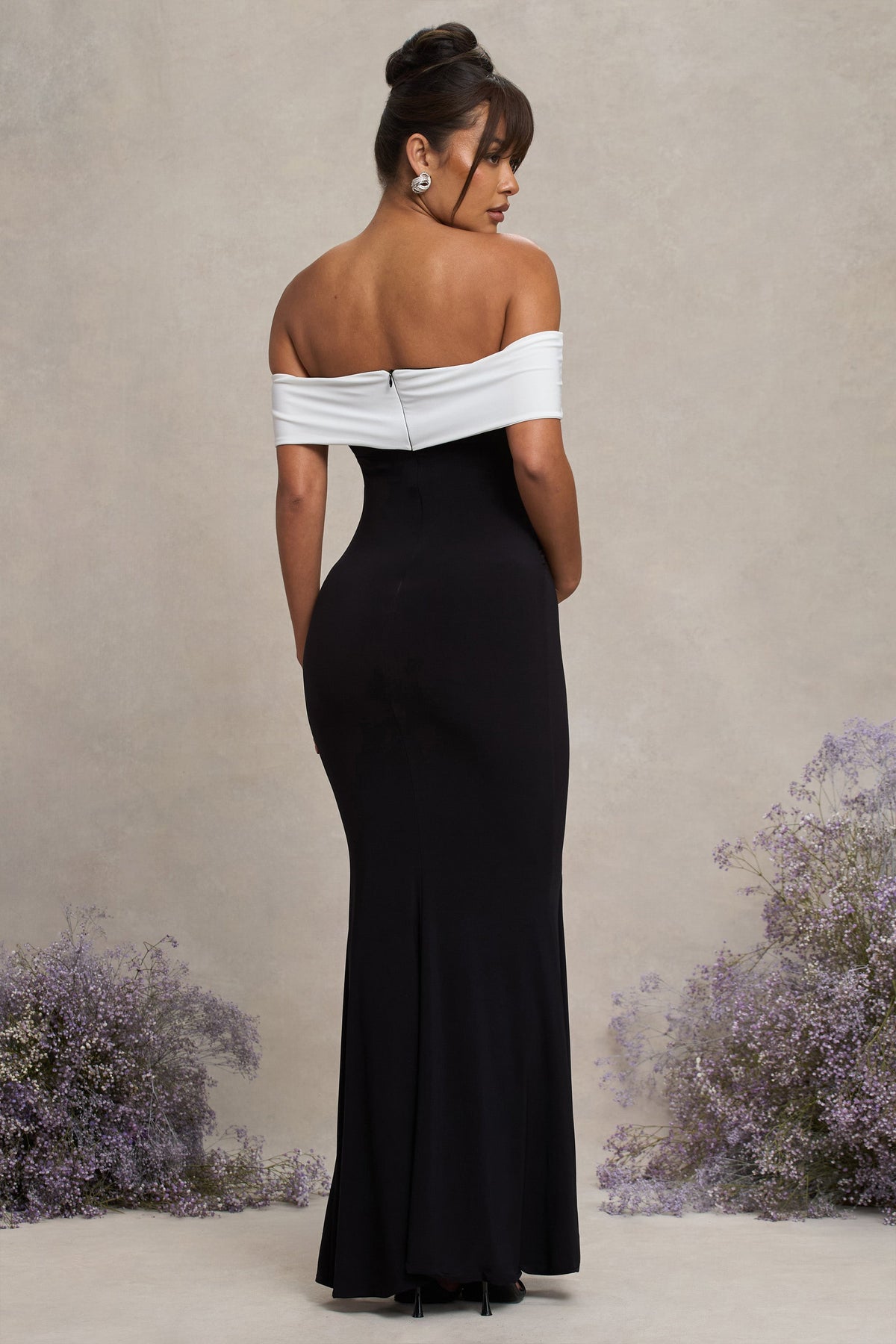 In Bloom | Zwart-Witte Bardot Zwangerschaps Maxi Jurk Met Bloem