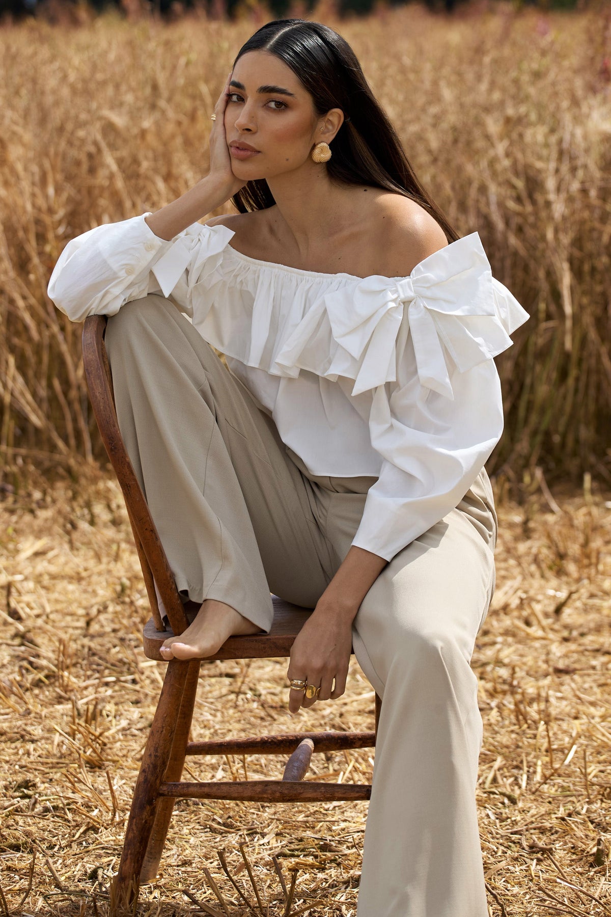 Cove | Witte Bardot Ruches Top Met  Pof Mouw En Strik Detail